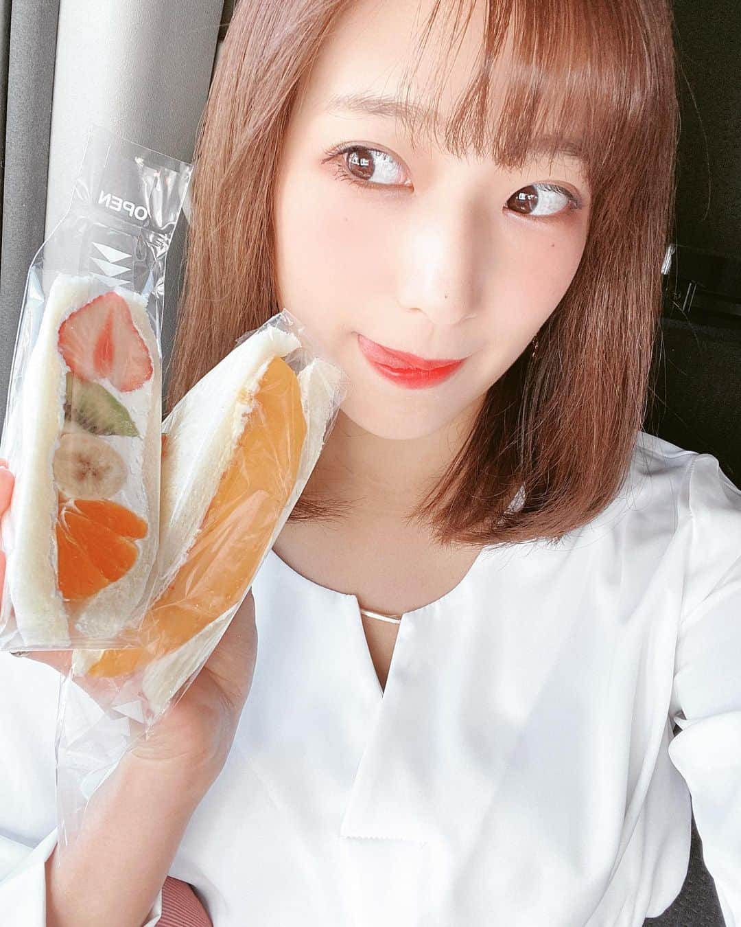 ミクのインスタグラム：「ここの﻿ フルーツサンドのフルーツの大きさが凄い🥭﻿ めちゃくちゃ美味しかった🥺♡﻿ ﻿ ﻿ #フルーツサンド　#ベルガモット　#mango #streetfashion #banana #orange  #おやすみなさい」