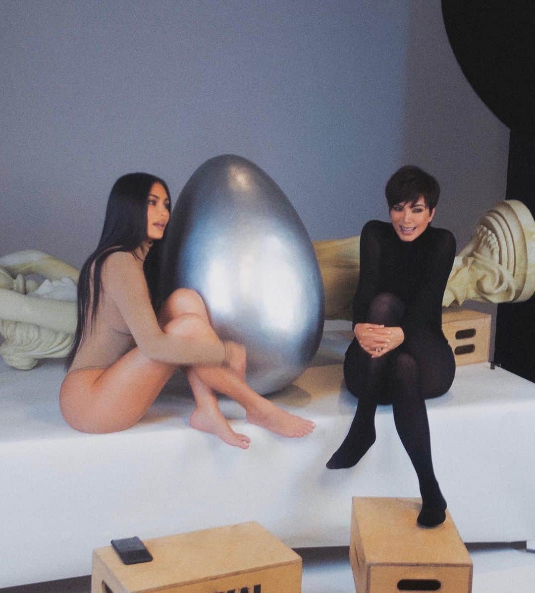 キム・カーダシアンさんのインスタグラム写真 - (キム・カーダシアンInstagram)「My mom @krisjenner and I on set of our KKW X KRIS FRAGRANCE collab! Available now at KKWFRAGRANCE.COM @kkwfragrance」4月21日 0時51分 - kimkardashian