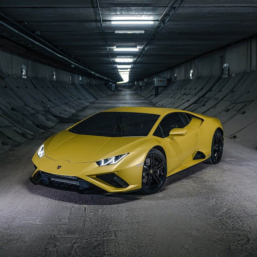 ランボルギーニさんのインスタグラム写真 - (ランボルギーニInstagram)「Elegance that radiates even in the darkest of times is truly magical.  Iconic Lamborghini design merges with the lines of Huracán EVO RWD, whose inspiration comes from the shark - a wonder of nature’s design. Anticipating better times, we stay safe and indoors right now to glow on the tracks soon.  #Lamborghini #HuracanEVORWD #RewindToRWD #IoRestoAcasa #StayHome #KeepItParked」4月21日 1時00分 - lamborghini