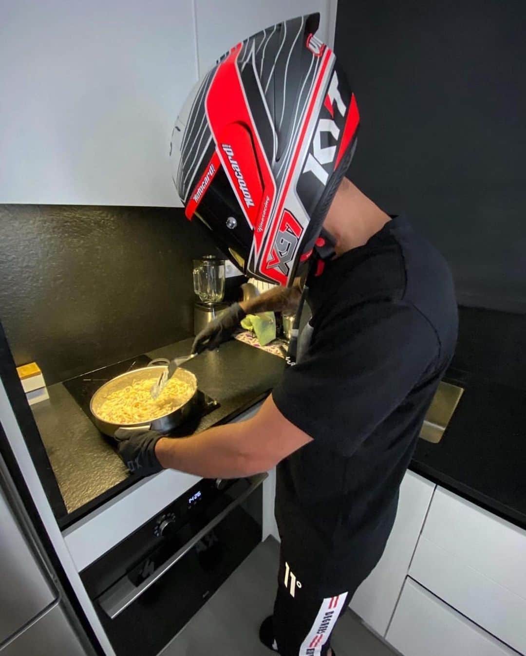 のインスタグラム：「Cooking lunch in style 👨‍🍳 @xavivierge_97 couldn't wait anymore to put his racing helmet on! 🤣 #XV97 #MotoGP #Moto2 #StayAtHome 🏡」