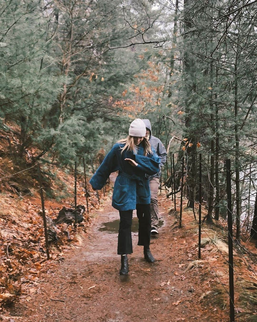 アシュリー・ワグナーさんのインスタグラム写真 - (アシュリー・ワグナーInstagram)「If you’re not hiking in a kimono and @ragandbone boots are you really even hiking? (Answer is no)」4月21日 1時06分 - ashwagner2010