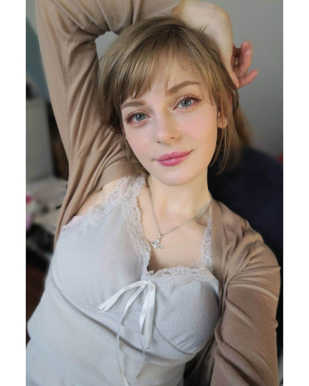 Ella Freyaのインスタグラム：「Happy picture with not so happy but hopeful caption.  I think the quarantine and living at my parents' is giving me the opportunity to deal with a lot of stuff from the past months. I guess I getting hospitalized and being very sick isn't easy on your body as well as your mental and it's not unusual to still be recovering for a long time. I didn't allow myself the time to recover fully.. now it's 4 months after and I'm still extremely weak physically. I had a lot of sadness and trauma from what happened to me and the extreme fear and pain I had while being hospitalized.  It's something I have to accept to be able to allow the change to happen. Yeah, I get really frustrated, sad because I just wanna run, dance. Hell, I wanna be able to talk/think without being exhausted and done for the day after a few hours.  But I will do my best to believe I can change. Yeah, I lost my faith.. but this way, I will stay weak and stuck with pain and fear forever. *Pls someone just tell me it'll end lol*」