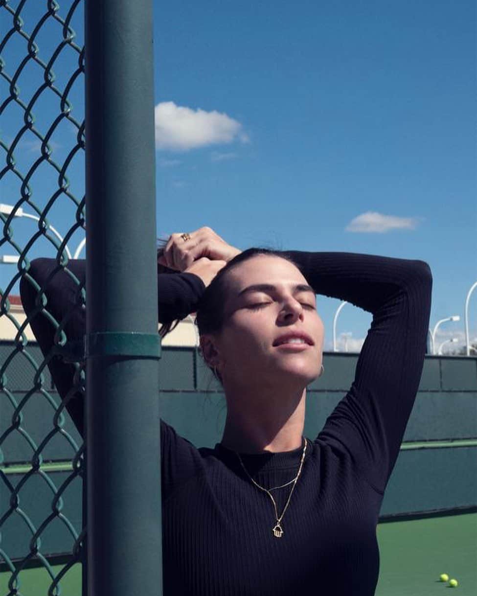 アイラ・トムリャノビッチのインスタグラム：「Pull your hair up in a pony...but make it fashion 🙆🏻‍♀️ - - -  WTA x Radka 📸 @radkaleitmeritz #HerTrueSelf」