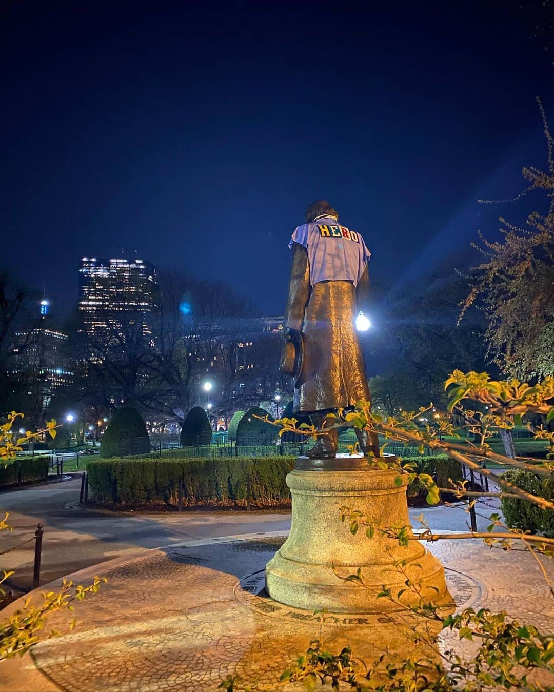 長洲未来のインスタグラム：「I’m not sure that healthcare workers even have the time or energy to take walks anymore, but I hope some of them who might be scrolling through social media during a small break can see how much the city of Boston has come together to show their appreciation for their hard work! Thank you healthcare workers!!! ♥️ #visitboston #thankyouhealthcareworkers #healthcareheroes #healthcareworkers」