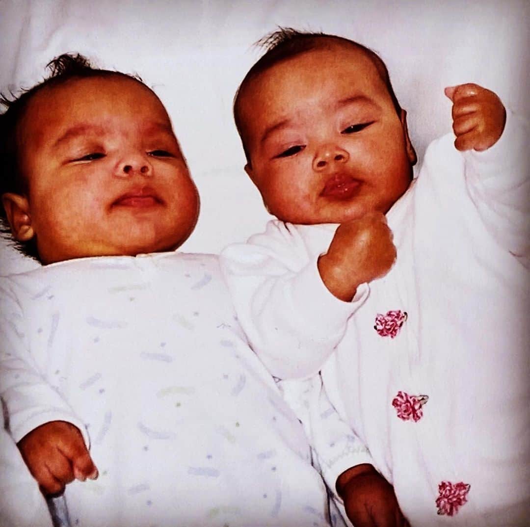 ジミー・ジャムのインスタグラム：「Forgive me if I’ve told this story before but it was probably last decade. 🤔When Lisa & I asked our first born Tyler if he wanted a little brother or a little sister he said “both”. Be careful what you wish for! 😂 Today we salute Max & Bella Tyler’s twin brother & sister as they celebrate their 20th birthday appropriately on the 20th day of April in the year 2020! We’re also celebrating their big brother Tyler for ordering the recipe for our eternal happiness. Happy Big Brother Day Tyler! As the classic Alexander O’Neal & Cherrelle song said “I’ve had lots of loving but I never knew love like this”! Lisa you’re the most amazing gift giver ever who’s given me gods greatest gift of family. Happy 20th Birthday with all the love in the world cause you guys are my 🌎! #20on20in20 #maxandbella #maxharris #bellaharris #tylerharris #lisaharris #happybirthday #happybigbrothersday 🥰😍😘😎😷🎂🎂🎂🎂🎂🎉🎉🎉🎊🎊🎊🎁🎁🎁🙏🏾🙏🏾🙏🏾」