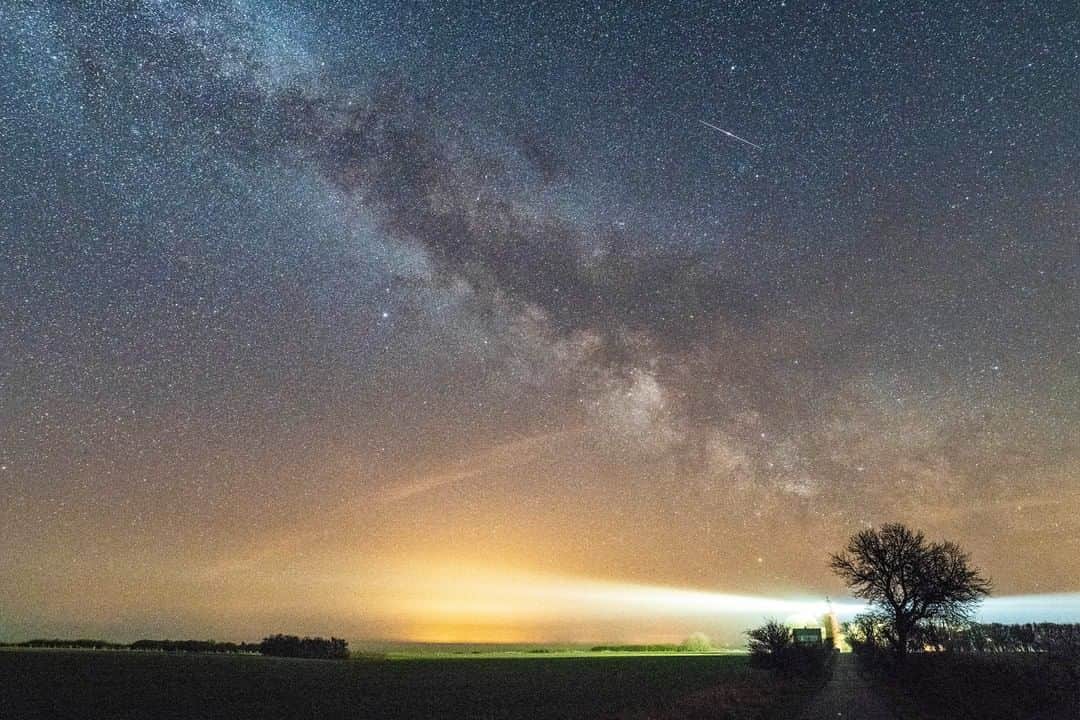 Lonely Planetのインスタグラム：「Head to your backyard for a night of stargazing. The Lyrid meteor shower is going to  peak this week. Tap the link in our bio to find out the best times to watch..」