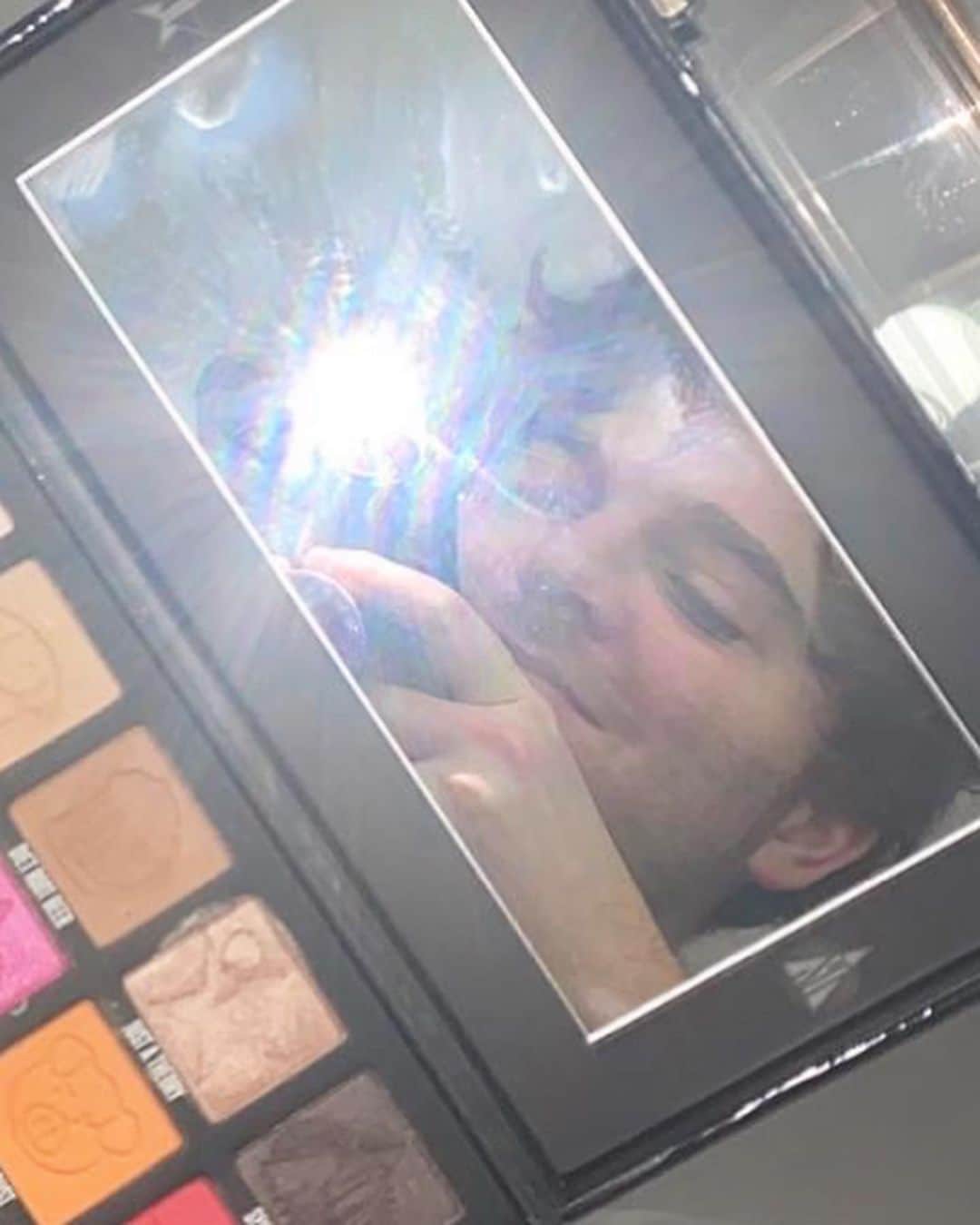 シェーン・ドーソンさんのインスタグラム写真 - (シェーン・ドーソンInstagram)「You’re doing amazing sweeties 💚🐷 the new green glitter pig mirror and small conspiracy restock! link in bio」4月21日 7時01分 - shanedawson
