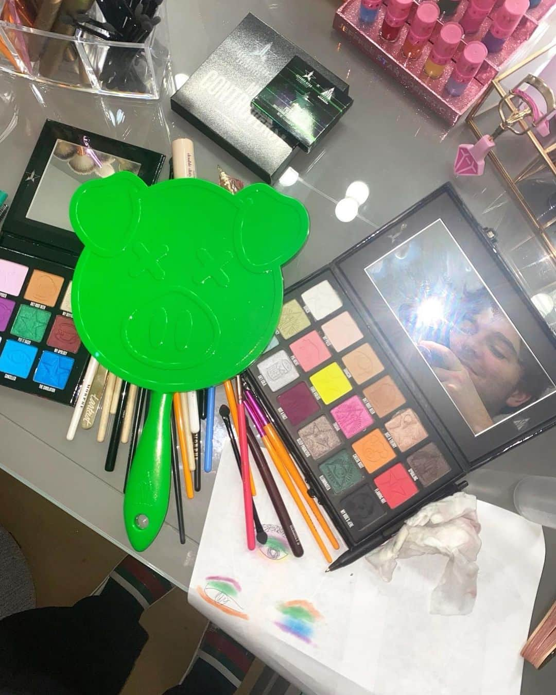 シェーン・ドーソンのインスタグラム：「You’re doing amazing sweeties 💚🐷 the new green glitter pig mirror and small conspiracy restock! link in bio」