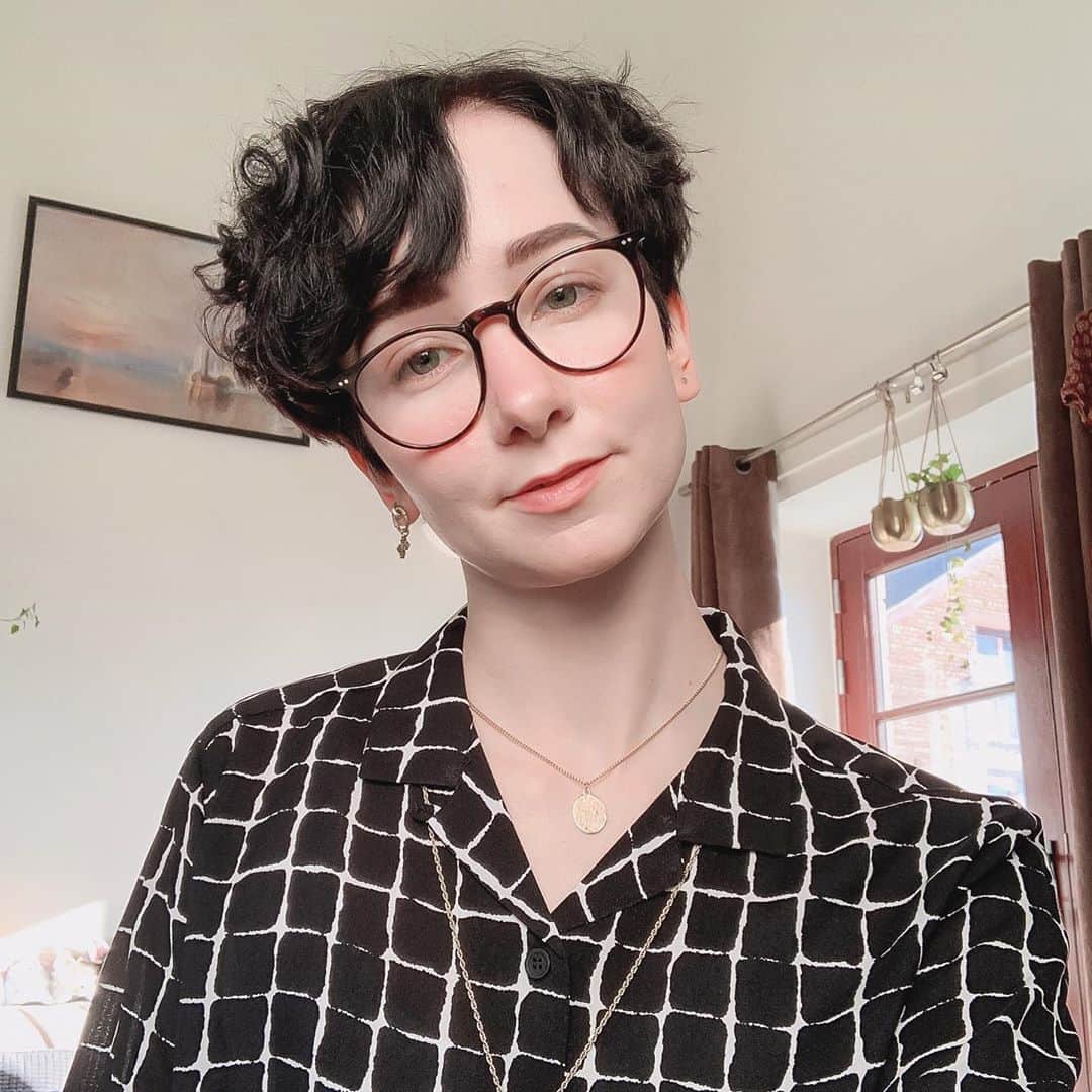 姫沢のインスタグラム：「Hello, it‘s summer!  Lockdown is still horrible, but I managed to film some videos today!  #glasses #summer」