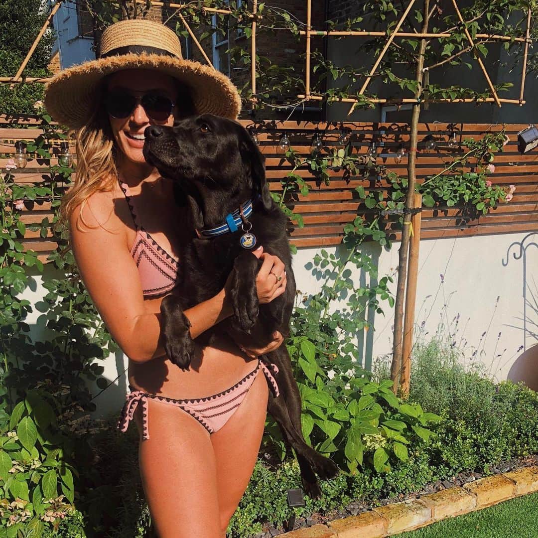 ローラ・ロブソンのインスタグラム：「Anyone willing to loan their dog out for the rest of lockdown pls dm me.」