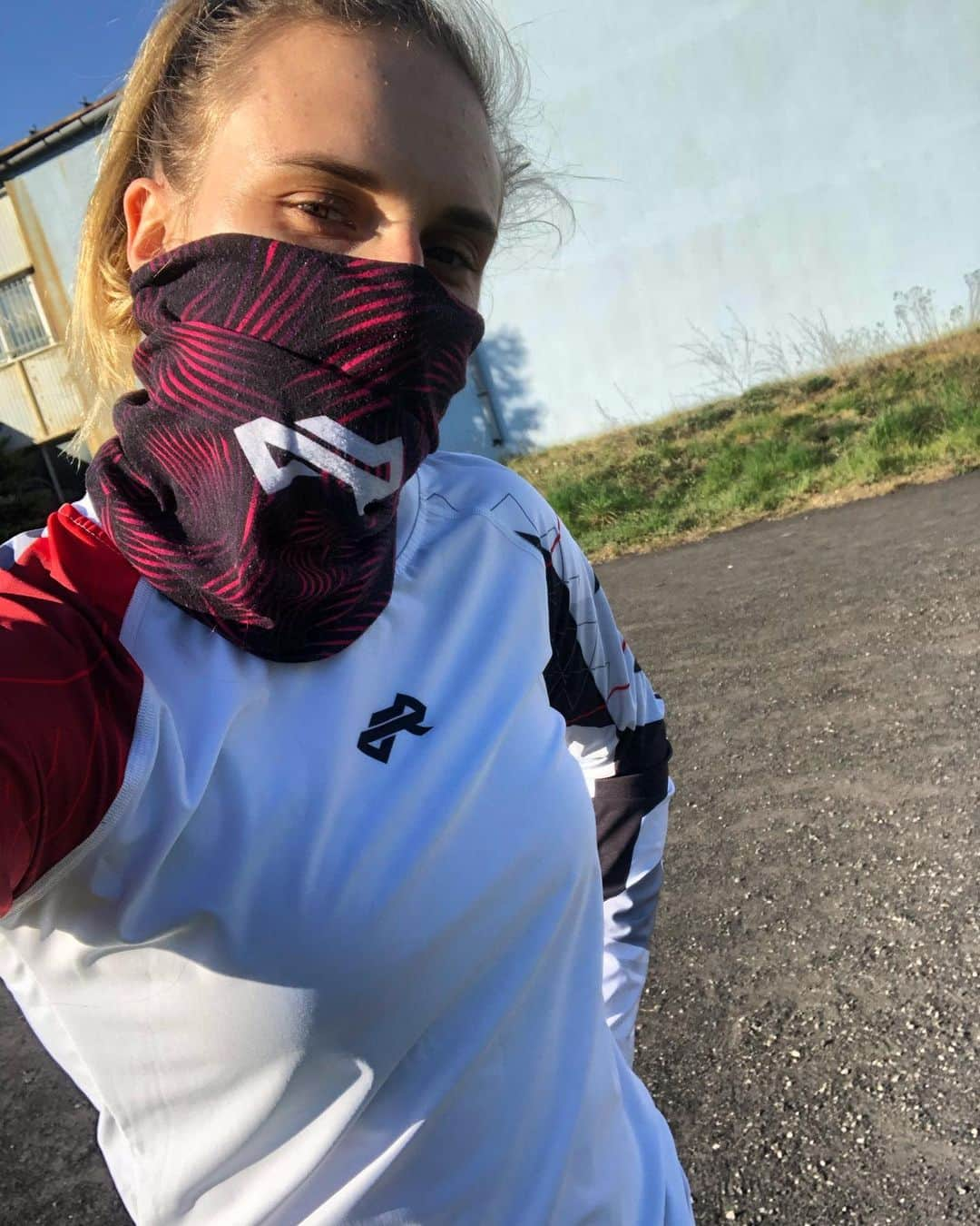 Kamila CIBAさんのインスタグラム写真 - (Kamila CIBAInstagram)「Wszystko pod kontrolą 😷 w końcu można iść swobodnie zrobić trening🙏🏻 całe szczęście 😅 można oszaleć w tej chacie 🙃 ja dziś lekkie rozbieganie i potem siłka🏃🏼‍♀️🏋🏼‍♀️ a Wy co dziś w planach na treningu 💪🏻⁉️ #staypositive #nevergiveup #trening #rozbieganie #siłownia #zakryteusta #zakrytynos #mask #multiscarf #trenuje #niemalekko #motivation #run #adrunaline #adrunalineteam #wyzwaniefts #fts300」4月21日 2時24分 - kamilaciba