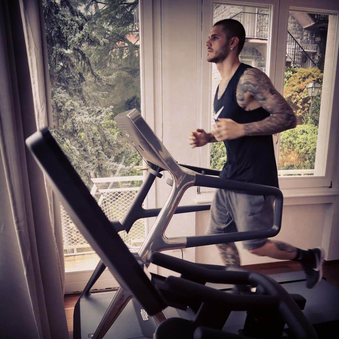 マウロ・イカルディさんのインスタグラム写真 - (マウロ・イカルディInstagram)「Rainy day, Train inside 🌧🏋🏻 . . @technogym #homewellness #itrainathome #technogym #wellness ⚡️」4月21日 2時36分 - mauroicardi