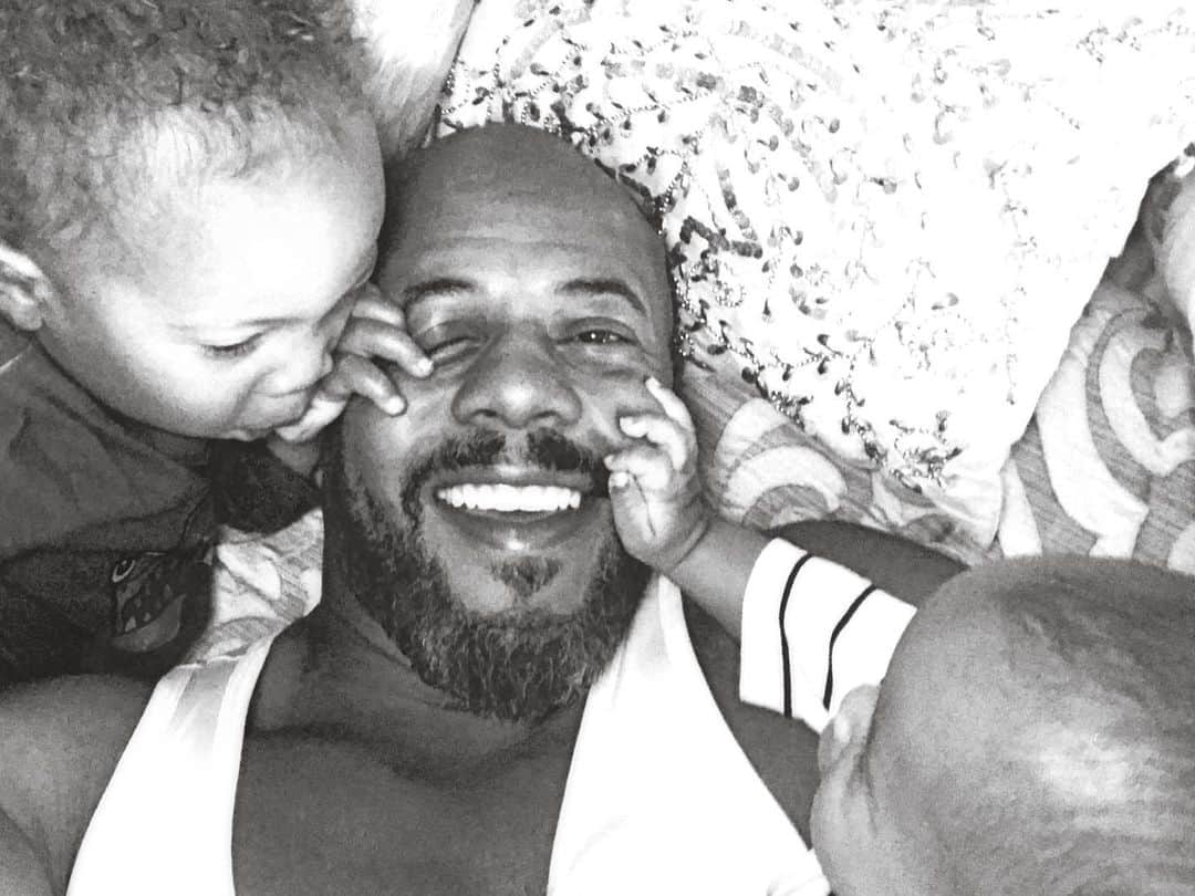 ロックモンド・ダンバーのインスタグラム：「Waking up to my..... #bestlife  #kids #dad #dadlife」