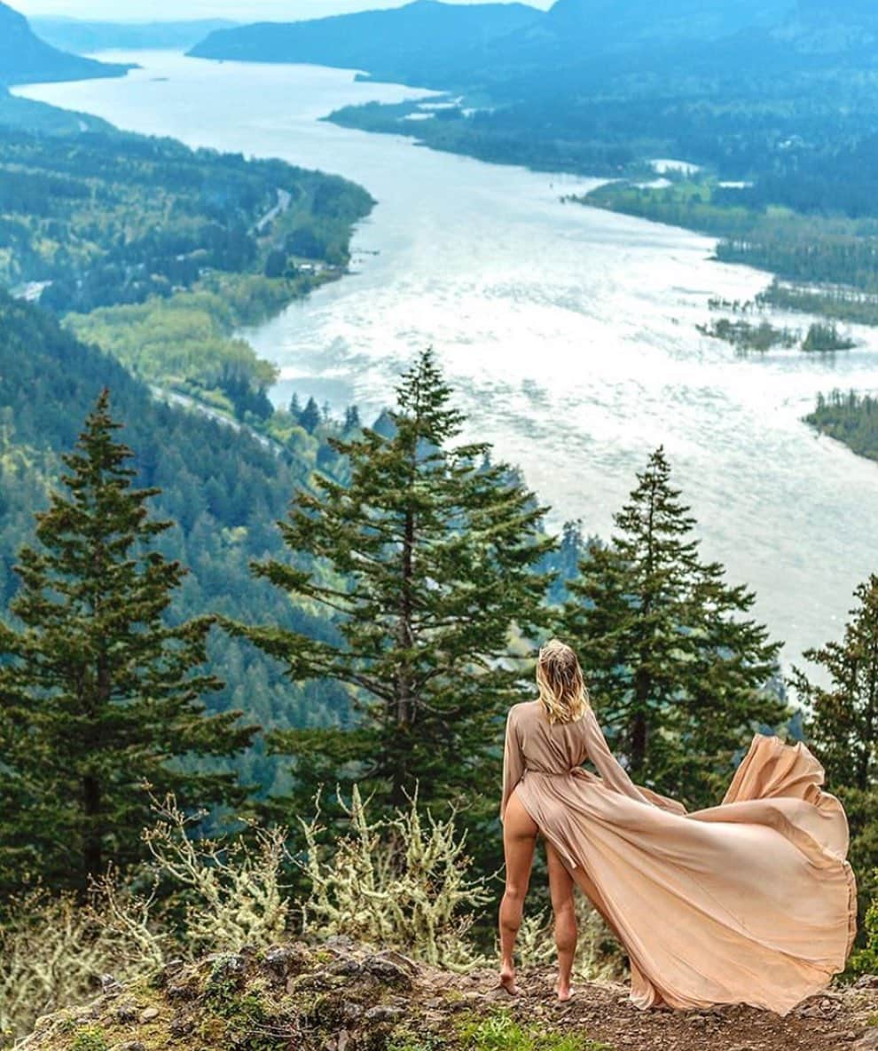 Jessica Weaverさんのインスタグラム写真 - (Jessica WeaverInstagram)「Who else wish they can stand there right now? Those views... wow! SO peaceful.. 😍😍😍😍 . . . Credit: @saraunderwood @stevebitanga . . #oregon #oregoncoast #oregonexplored #oregonphotographer #oregonlife #hikingadventures #travelphotography #travelblogger #traveltheworld #travelguide #travelnow #innerpeace」4月21日 3時09分 - jessicakes33