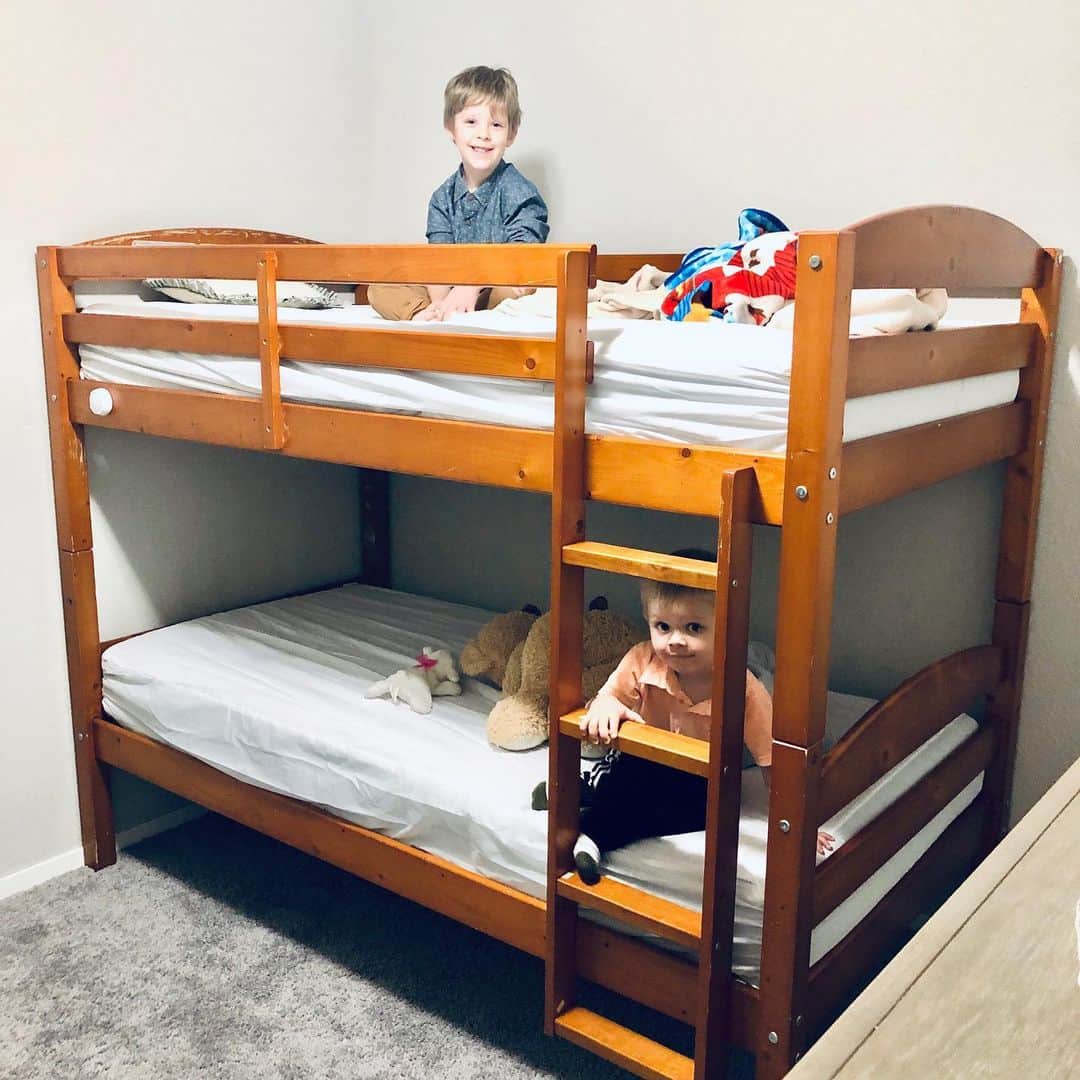 デリック・ディラードのインスタグラム：「The boys finally got a bunk bed and they’re thrilled about it! 🥳  Check out the video on our YouTube channel or swipe up in my stories for the direct link.⬆️🎬 ❓Do your kids have bunk beds? Comment below. ⬇️ We debated whether it was time to move them up for awhile, but are glad we did now! 🤗  #bunkbeds #boys」