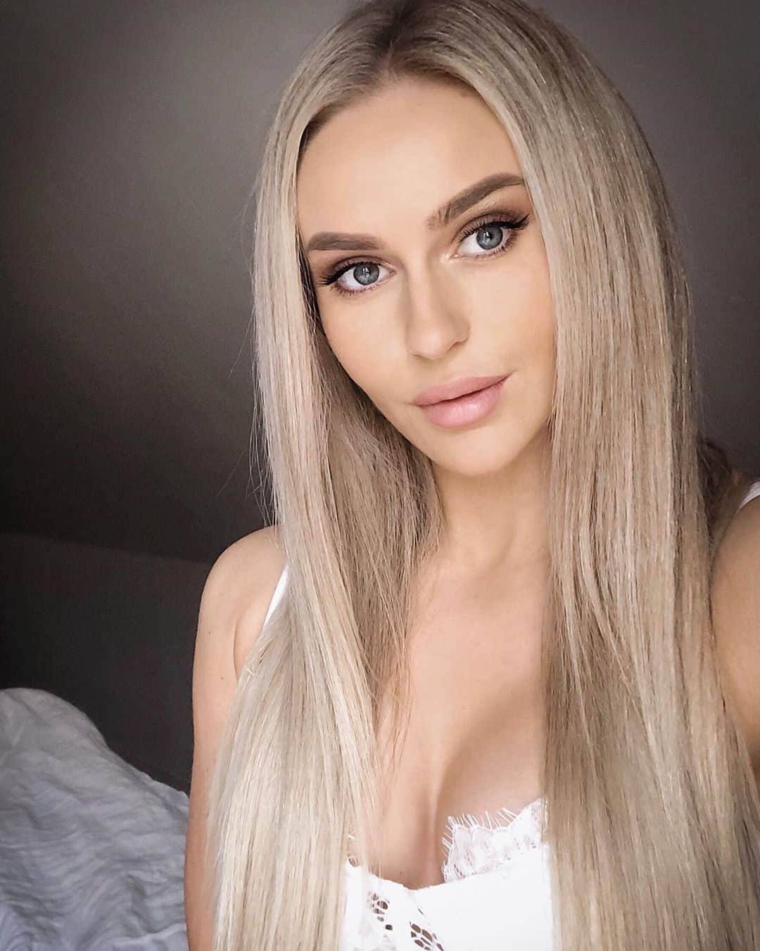 Anna Nyströmのインスタグラム：「It’s been a while since I posted a selfie 💗 What do you think suits me the best, wavy or straight hair? 👩🏼」