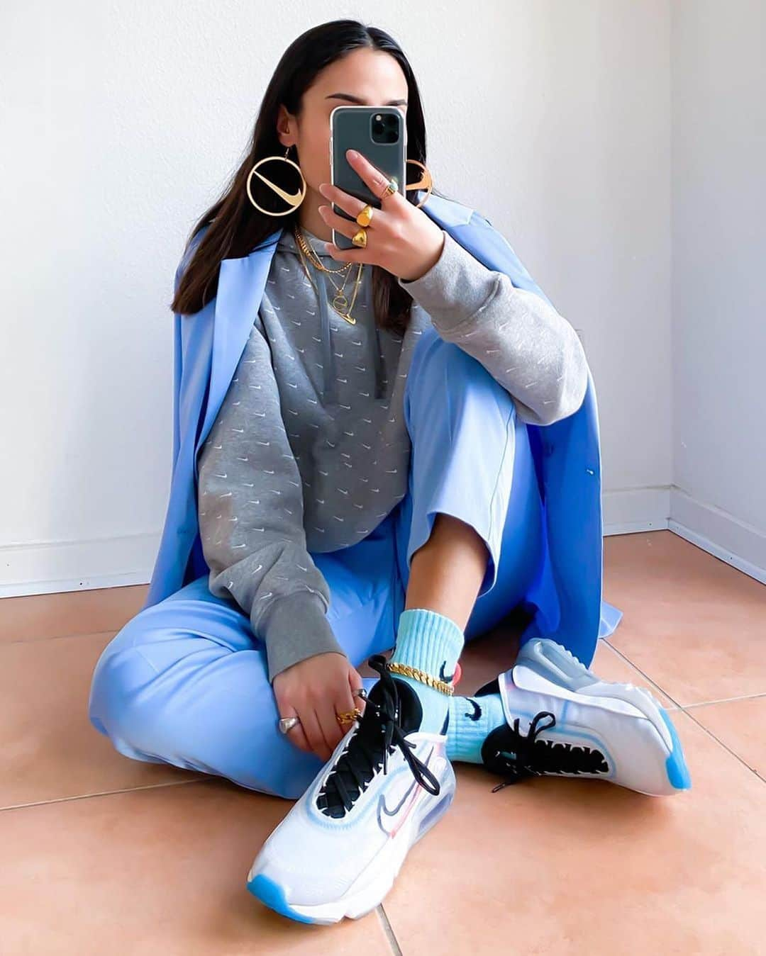 Nike Sportswearさんのインスタグラム写真 - (Nike SportswearInstagram)「You can stay in and still show out.⁣⁣ ⁣⁣ Snap a pic and share how you’re wearing your Air at home. #airmaxmondays」4月21日 4時05分 - nikesportswear