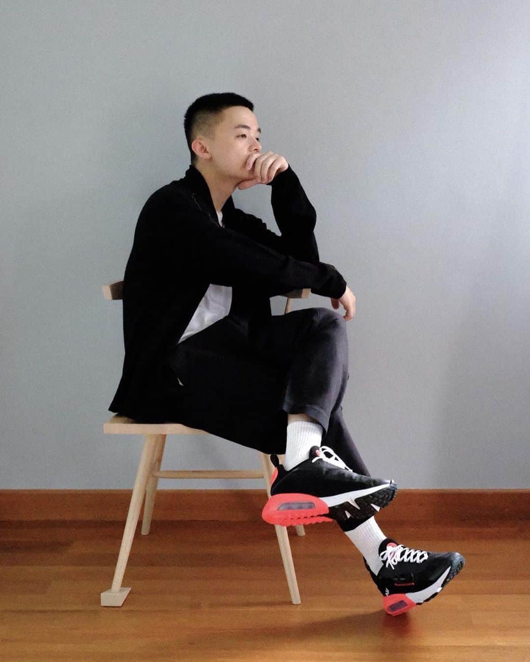 Nike Sportswearさんのインスタグラム写真 - (Nike SportswearInstagram)「You can stay in and still show out.⁣⁣ ⁣⁣ Snap a pic and share how you’re wearing your Air at home. #airmaxmondays」4月21日 4時05分 - nikesportswear