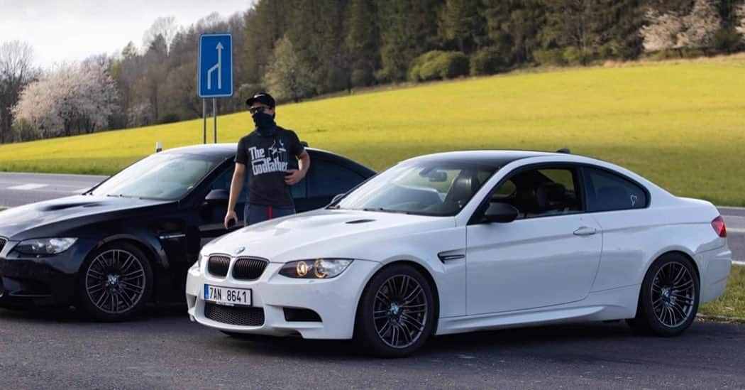 ミハル・チェシカのインスタグラム：「Black or white❔🏁🏳️🏴 . . . . . . 📸 @jetma.cz  #bmw #m3 #fun #day #motorsport #friends #smoke #machine #drift #godfather」