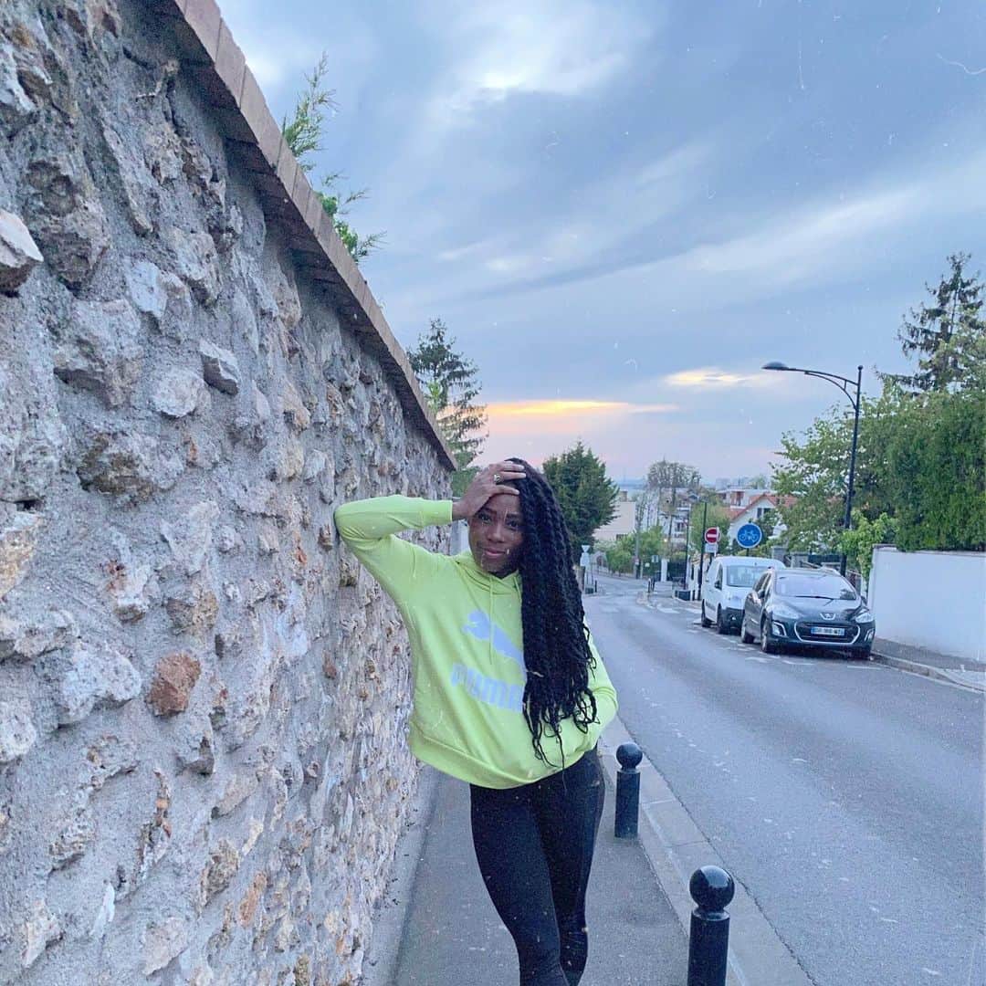 ステラ・アカクポさんのインスタグラム写真 - (ステラ・アカクポInstagram)「The colors of the sky after a little jogging 🏃🏽‍♀️🌌 #landscape #skyphotography #greenday #pumawomen #fitnessgirl #quarantine #lockstyles #women #jogging #sneakersaddict」4月21日 4時27分 - stellaa.ak