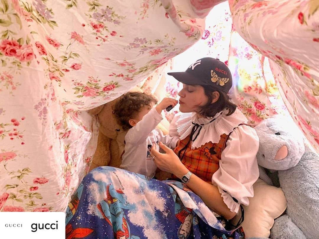 ソーコさんのインスタグラム写真 - (ソーコInstagram)「Thank you @gucci and the whole Gucci fam. Glad i could be a part of this. ❣️ - An intimate moment of togetherness between mother and child, @sokothecat is pictured with her baby Indigo, at home. “It’s time to slow down and cherish your loved ones. It’s time to build forts out of  sheets and pillows and reclaim your inner child. It’s time to create a magical place to feel safe and let your imagination go wild and free. It’s time to sing books instead of reading them. But mostly,  it’s time to be kind to yourself.” Kindness, creativity and closeness—even for those who are physically apart—is a message from the talents and artists for the #GucciCommunity. SoKo also curated a playlist ‘In the Gucci Store by SoKo’ where rock and punk mix with romantic folk, quirky throwback tracks and iconic anthems from the past six decades—listen to it through link in bio. #AlessandroMichele @alessandro_michele The #GucciCommunity stands behind aiding those most vulnerable in this crisis, join by donating now to the @unfoundation’s #COVID19 Solidarity Response Fund in support of the World Health Organization @who, and locally with @intesasanpaolo's #ForFunding campaign which supports the Italian Civil Protection Department #DipartimentoProtezioneCivile.」4月21日 4時51分 - sokothecat