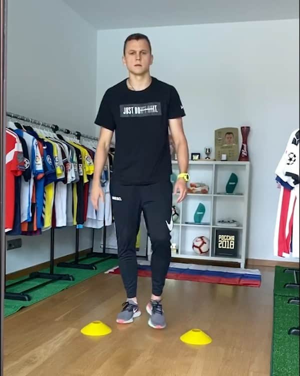 デニス・チェリシェフのインスタグラム：「Домашний кубок Nike - третья неделя, попытаюсь побить рекорд Лероя Сане @leroysane19, посмотрим, что из этого получится! @nike ⚽️ @nikefootball #playinside #livingroomcup #nikefootball」