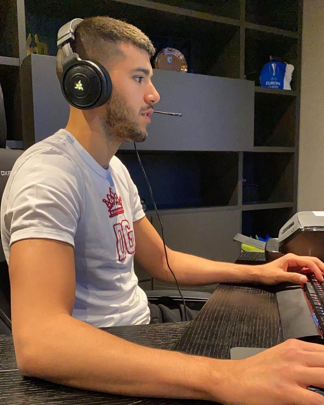 ヘロニモ・ルジのインスタグラム：「Hoy es noche de LOL 🤪💻 A que juegan ustedes?」