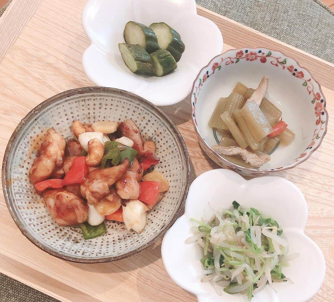 伊藤歩さんのインスタグラム写真 - (伊藤歩Instagram)「Home cooking🧡 Japanese & Chinese 【献立】 ＊鶏肉の甘酢炒め(陳建一さんレシピ) ＊豆苗ともやしのナムル ＊ふきの煮物 ＊自家製ぬか漬け  鶏肉の甘酢炒めを入れた器✨ネットで購入 使いやすいサイズでお気に入り😌  #stayhome#homecooking#japanesefood#lovejapan#foodgram#お家時間#お家ごはん#器のある暮らし#陳建一さんのレシピ#あさイチ#中華#和食#伊藤歩」4月21日 16時13分 - ayumi__ito