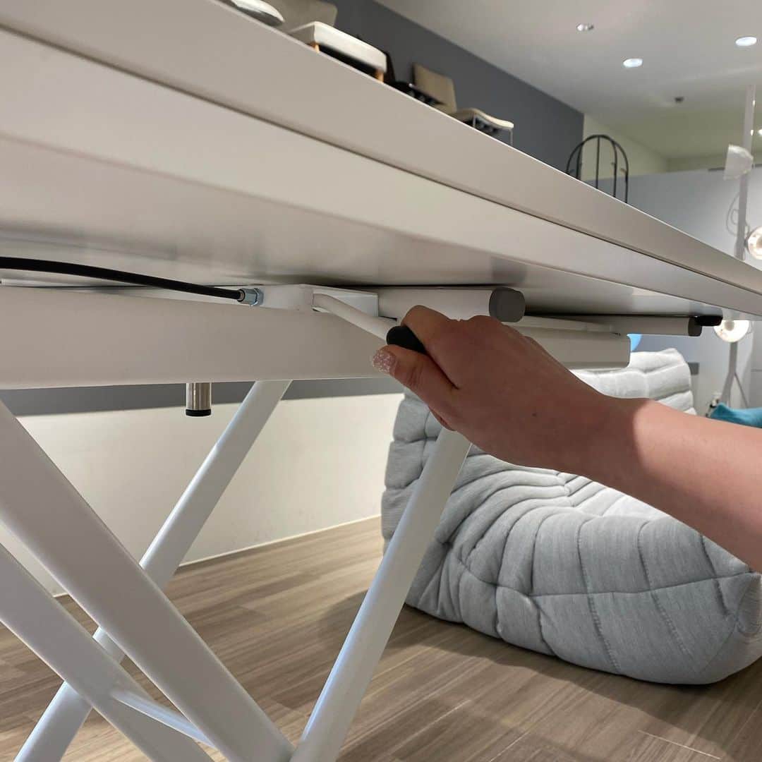 ligne roset shopさんのインスタグラム写真 - (ligne roset shopInstagram)「ローテブルからダイニングテーブルに変化するテーブル 「BRUNCH」 26㎝から81㎝まで高さ調整可能✨ さらに、天板も広げる事ができる優れものです😊❗️ 高さの調整をする時は三枚目の写真に載っているレバーを右に引いてくださいね🙌🌟 #ligneroset#lignerosetshinjuku#sofa#interior#furniture#home#life#interiordesign #リーンロゼ#リーンロゼ新宿#家具#リビング#ダイニング#ローテーブル #インテリア#フランス#住まい#おしゃれ家具#stayhome」4月21日 16時13分 - ligneroset_jp_shop