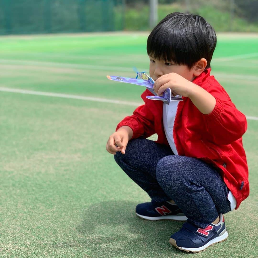 杉山愛さんのインスタグラム写真 - (杉山愛Instagram)「テニスコートで飛行機飛ばし✈️ なかなかキレイに飛ぶよね〜👍 最後のムービーはダンゴムシ👀 丸まった後、徐々に身体を戻していくのに1分🧐 暇かっ😳 暇だ。。」4月21日 16時08分 - aisugiyamaofficial