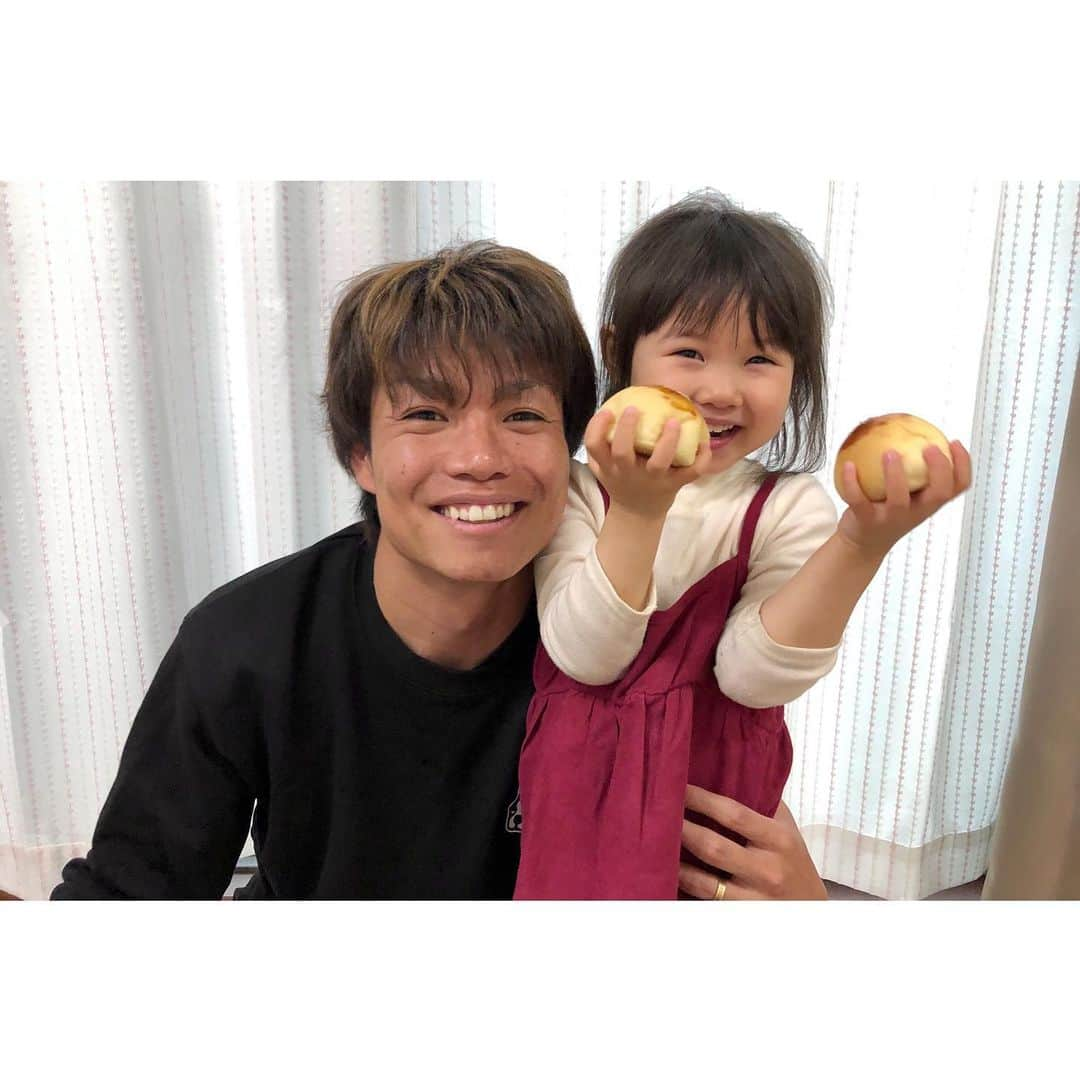 小池純輝さんのインスタグラム写真 - (小池純輝Instagram)「. パンも食べちゃう🥯 #jleague #jリーグ #jfa #j2 #東京ヴェルディ #tokyoverdy #verdy #verdyfamily #soccer #football⚽ #football #footballplayer #サッカー #フットボール #スポーツ好きな人と繋がりたい #サッカー好きな人と繋がりたい #小池純輝 #19 #⚽️ #東京 #tokyo #3歳 #3歳女の子 #女の子パパ #パン #あんぱん #塩パン #🍞 #おうち時間 #stayhome」4月21日 16時10分 - junki_koike