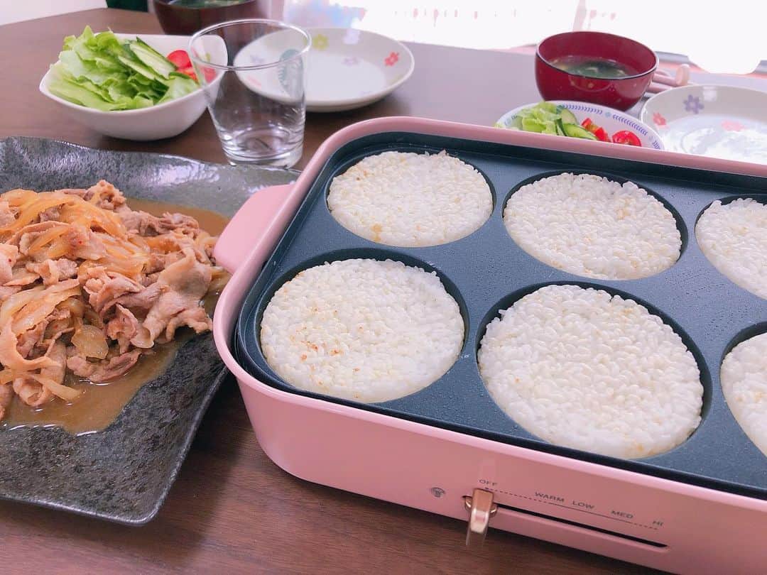 南まりかのインスタグラム：「. 今日のBRUNOランチは、ライスバーガー♬ 娘はライスをギュッと押し込む係！笑 焼くだけでいいからこれもまた簡単ランチでした✨  ライスバーガーのペーパーは、ワックスペーパーを折って作ったもの。  セロハンテープは娘が貼ってくれました👍  #bruno #ホットプレート #ランチタイム  #おうち時間 #おうちごはん #ライスバーガー  #3歳女の子 #女の子のママ #お手伝い」
