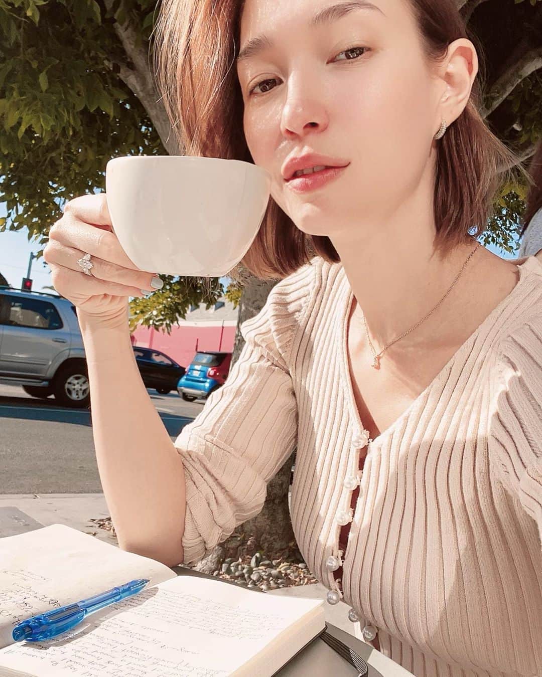Livさんのインスタグラム写真 - (LivInstagram)「Was scrolling through #beforecovid19 and came across this pic with nails done, sunshine, stores open. Grateful for everything this lock down has brought me, but semi-stunned how fundamentally it’s changed me.」4月21日 14時47分 - livlogolding