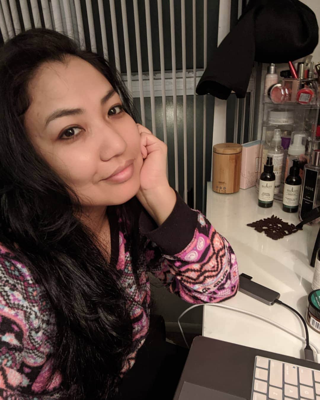 アマルのインスタグラム：「やばーーーーい自分かわいいいい😍 でも写真スライドすると顔がどんどんくずれる〜。それでもかわいいあたし🤗 え?!うん。元気でーす。今日は質問コーナーの動画撮った。久しぶりに(なんちゃって)メイクした。動画待っててねー。あとちょっとであがります〜💋」
