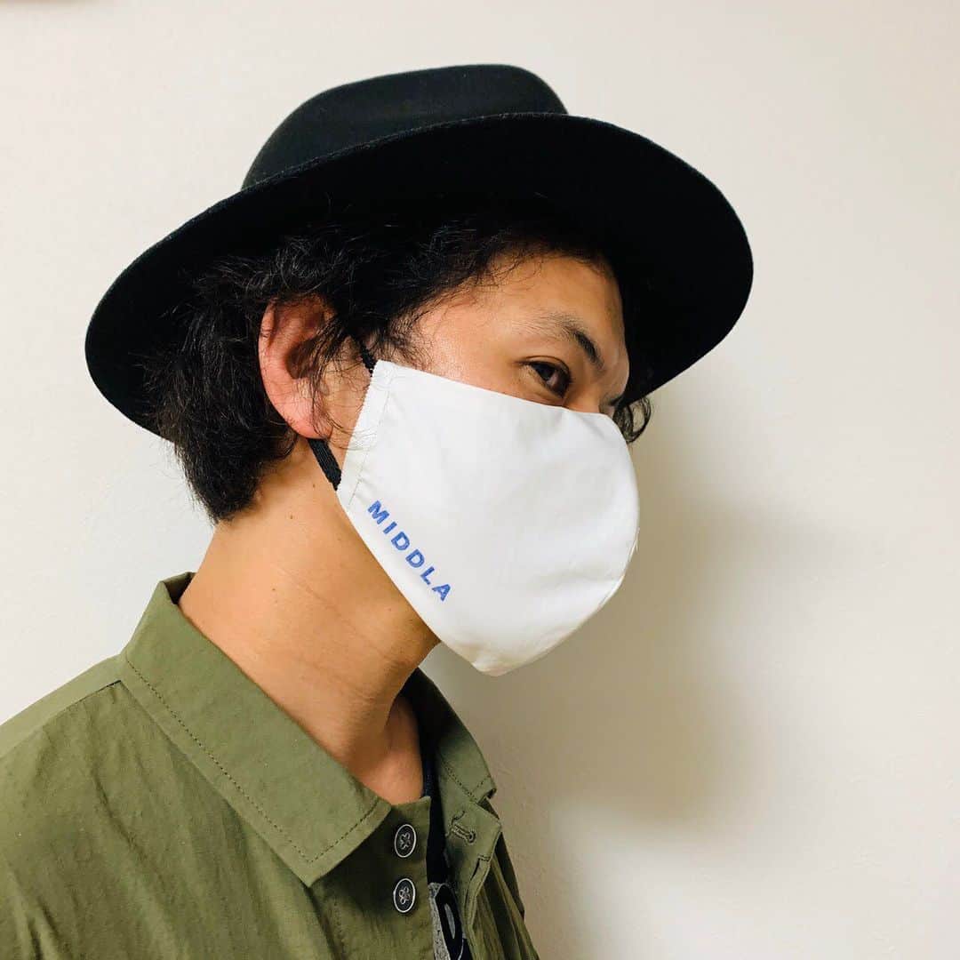 菅原卓郎さんのインスタグラム写真 - (菅原卓郎Instagram)「・・・ MIDDLAのマスク。市販のPitta(ポリウレタンのやつね)洗って使い続けてたんだけど、ついに限界がきたのか次々とヒモが切れてきた……。そこにMIDDLAがマスクを作ったということで入手しました🤩  MIDDLAは、おれがコラボしたこともあるし、2019SSのAmazonファッションウィークのショーにはキツネツキが演奏で参加したブランドなのです。9mmの古参ファンのみなさまにはLessthan*のdopさんが新たに始めたーというのが通りがいいかもですね☝🏻Woman'sのみだけど素敵だよ〜。タグつけとくので男子も見ておくように、よろしゅうです。  #middla #middlamask #9mmparabellumbullet」4月21日 14時57分 - takuro_sugawara