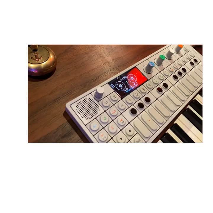 ジェシー・カーマイケルのインスタグラム：「Thanks for the refresher course on the OP-1 today @brandonguerradrums ( and thanks for the gift of this special instrument @andrewzuckerman @slowdown.tv )」
