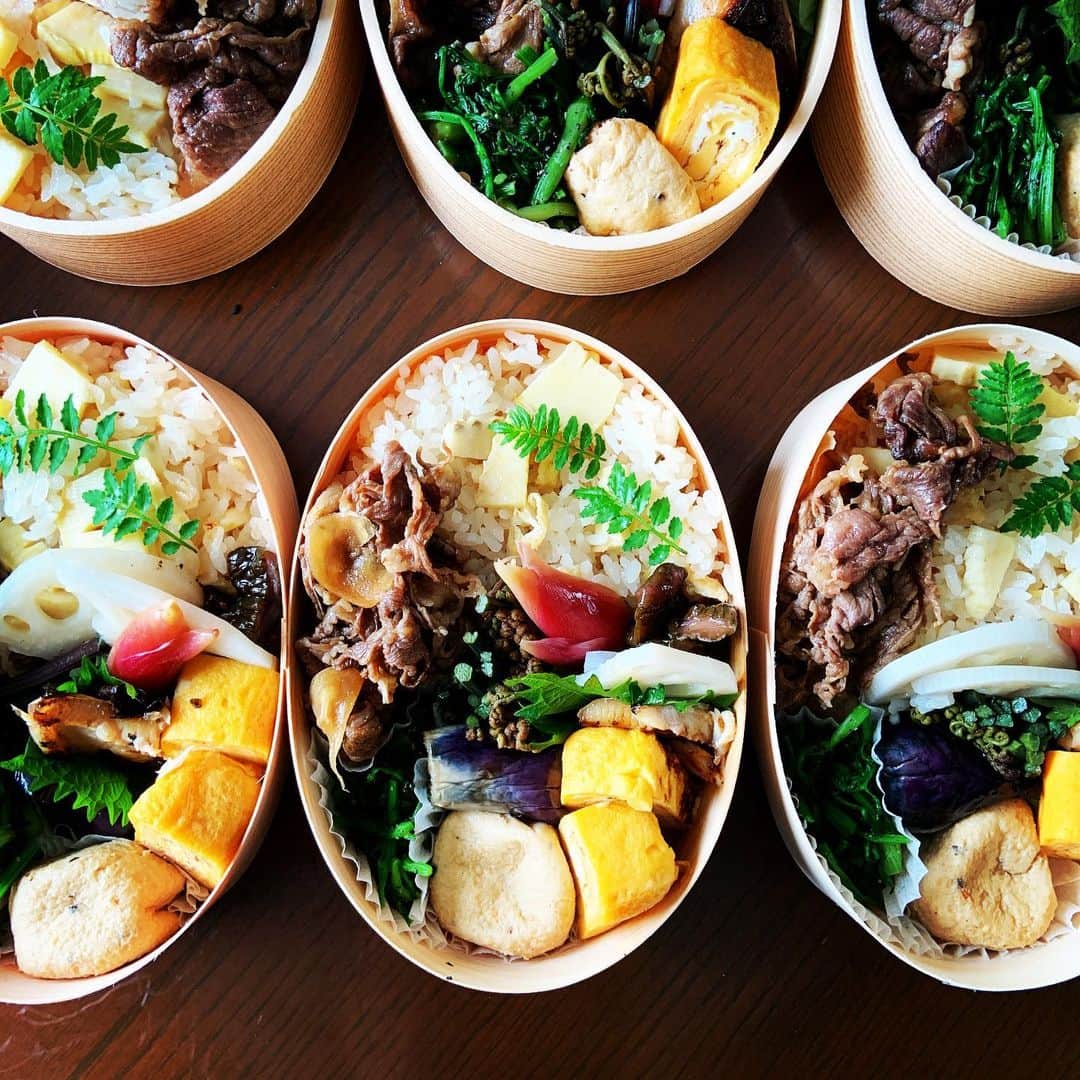 志摩有子さんのインスタグラム写真 - (志摩有子Instagram)「筍ごはんをたくさん炊いたので、伊賀からの山菜と一緒にお弁当にしておすそ分け。 結果数が増えて、てんやわんや。普段作っていないから、時間がかかってしまった…。 #アリ弁 #ヴィンテージハウス_m」4月21日 15時05分 - ariko418