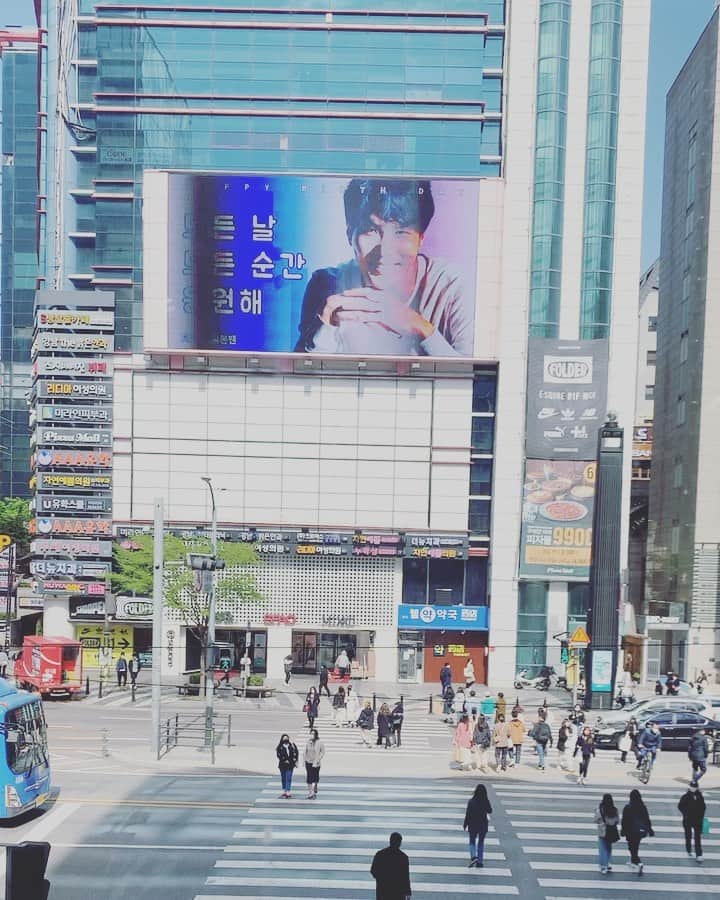 キム・ジソクのインスタグラム：「.아 이런 기분이구나!!🥳🙌🏻🌟 kiss to kimjiseokjapan🌈」