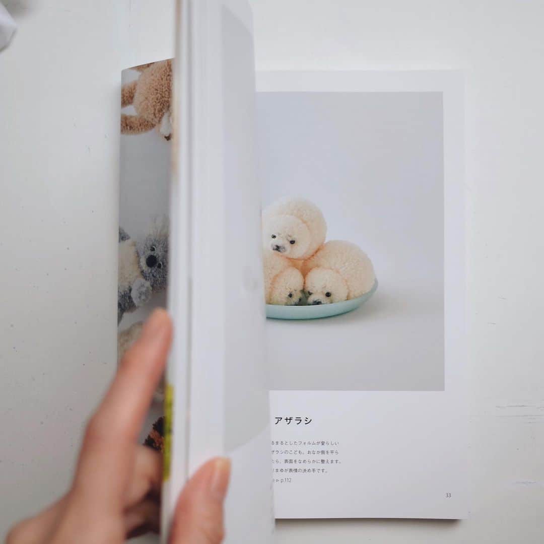 黒田翼（動物ぽんぽん）のインスタグラム：「. お詫びと訂正  先日発売になった著書『ぬいぐるみぽんぽん』の作り方ページに誤りが見つかりました。 p.110「コキンメフクロウ」、p.112「アザラシ」、p.116「モグラ」の頭の巻き図内、結び位置（▲）について、下記のとおり訂正させていただきます。 ————— ① p.110 「コキンメフクロウ」頭の結び位置 誤・・・下（６時の位置）  正・・・右（３時の位置）  ② p.112 「アザラシ」頭の結び位置 誤・・・下（６時の位置）  正・・・左（９時の位置）  ③ p.116 「モグラ」頭の結び位置 誤・・・下（６時の位置）  正・・・左（９時の位置） ————— 正誤表が誠文堂新光社さんのホームページに掲載されています。 https://www.seibundo-shinkosha.net/book/craft/40311/  先日、読者の方から教えていただき気づくことができました。 ふだんから色々と作ってくださっている方のお蔭で見つけることができ、ありがたい限りです…  結んだ後に気づかれた場合は、ぽんぽん本体が動かないように持った状態で、本体から出ている結び糸を正しい位置に向け強く引っぱり、回していただくようにすると修正することができます。  毎回くり返し校正を重ねているのですが、このような誤りで読者の皆さまにご迷惑をおかけしてしまい申し訳ございません。  最近は、皆さんがさっそくSNSにあげてくださっている作品写真に、励ましていただいてばかりです。 先の見えない日々は続きますが、どうかこの本がすこしでも皆さんに寄り添ってくれていますように。  #ぬいぐるみぽんぽん #誠文堂新光社 #trikotri #trikotripompom」