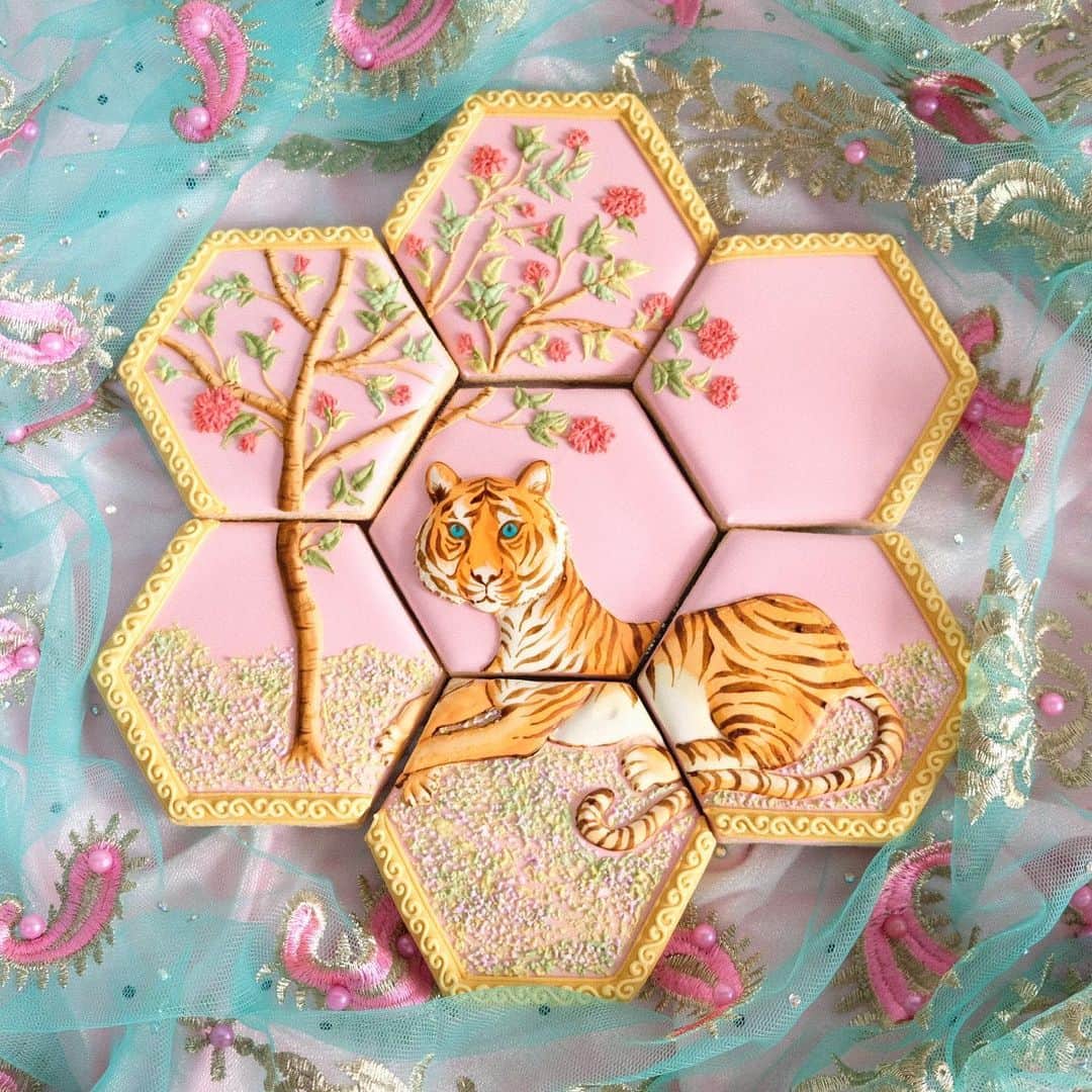 KUNIKAのインスタグラム：「My imaginary world cookies...🐅🍑🌿⛲️🥀﻿ ﻿ ﻿ ﻿ パズルっぽく7枚の六角形クッキーを1枚のキャンバスにしてアイシングをほどこしました。﻿ 前からやりたかったの...もっとつくりたい！﻿ そして、動物もっと上手くなりたいな...🎨﻿ ﻿ ﻿ ﻿ ﻿ #artofkunika #sugarcookies #decoratedcookies #cookieart #decoratedsugarcookies #royalicing #royalicingcookies #cookiedecorating #customcookies #cookiesofinstagram #cookiedesign #cookieartist #instacookie #tiger #アイシングクッキー」