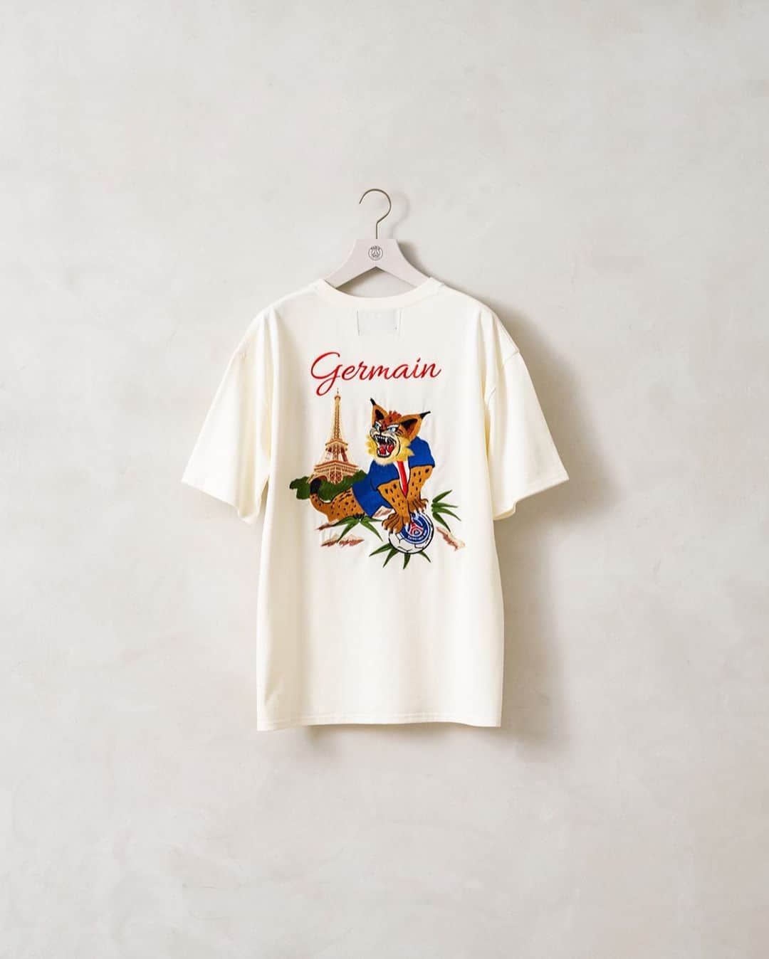 EDIFICEさんのインスタグラム写真 - (EDIFICEInstagram)「【予約】Paris Saint-Germain - GERMAIN刺繍 スカ Tシャツ -﻿ ﻿ スカジャンに用いられる刺繍をTシャツに落とし込んだ ”スカTee”。﻿ ﻿ パリ・サンジェルマンのマスコットキャラクター”ジェルマン”（Germain)をメインにエッフェル塔、サッカーボール、エンブレムとパリサンジェルマンの要素が詰まったデザインに仕上げています。﻿ ﻿ 繊細なステッチワークを駆使した大判で大胆な刺繍はインパクトがあり、他に類を見ない特別感のある一着に仕上がりました。﻿ ﻿ ﻿ 【Paris Saint-Germain / パリサンジェルマン】﻿ フランス・パリに本拠地を置くフットボールクラブ「Paris Saint-Germain」。1970年に創設し、1974年以降はリーグ・アン（フランス1部リーグ）に在籍し続けており、様々なタイトルを獲得している強豪クラブとして広く認知されています。世界的なトッププレーヤーの移籍も盛んに行われ、度々シーンを盛り上げる事も。数々の輝かしい功績で多くのファンの心を掴んでいます。﻿ ﻿ ﻿ ﻿ ﻿ Tee : 【PSG TOKYO】¥9,000+tax﻿ No : 20071340000510 ﻿ ﻿ ﻿ ﻿ ﻿ ﻿ ﻿ ﻿ ﻿ ﻿ ﻿ ﻿ ﻿ #edifice #psg #parissaintgermaintokyo #parissaintgermain #embroidery #parissaintgermainstoretokyo #psg_tokyo #collaborate #sportystyle #skajyan #2020ss #springsummer #teeshirt﻿ #teestyle #summerfashion #japanmodel #psg #stylefromtokyo #fashionaddict #unisexdesign﻿ #mensfashion #ladiesfashion #unisexfashion」4月21日 15時41分 - edifice.jp
