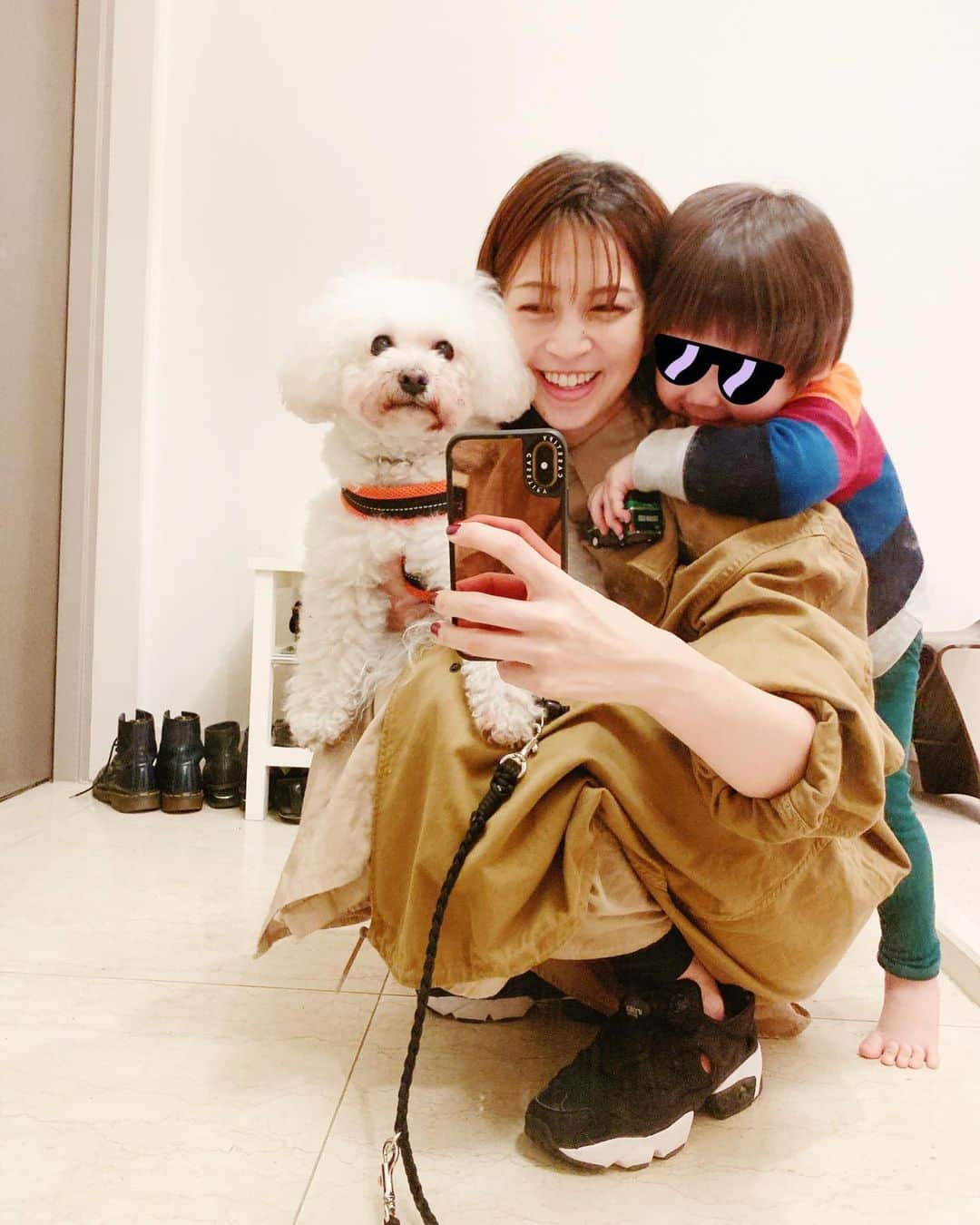 のインスタグラム：「ついに迎えました、38歳。 実感も全くないけれど、いつもと変わらない日常がとても大切に思えるこの頃です。 . . . 息子は昨日、初めてトイレが出来ました😭✨踏ん張っていたので、トイレ行こっか！と2人でダッシュ！私の見守る中、うーん！うーん！と頑張ってくれました。こんな事で泣くのかと思ったけど、感動した。。最高のプレゼントを息子からもらいました😊 本人も、「今までスクールでも出来なかったんだよ。やったー！」と、本音を伝えてくれました。良かったね✨ . . . はんなは、13歳。最近調子が悪いことが増えました。救急にかかったり、血液検査をしたり、心配が尽きません。 筋力も低下している感じがするので、お散歩は階段や、上り坂をまめに歩いています。年齢を受け止めながら、メンテナンスして行こうね🐶 . . . そんな大切な存在たちとの一瞬、一瞬をきちんと感じて、笑い合えるような時間を沢山持ちたいと思います。 落ち着いて、会いたい人に会える時、とびっきり嬉しいんだろうなぁ🌸 お祝いメールもありがとうございます。 みなさんの日々が幸せであることを、願っています✨」