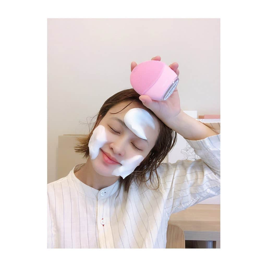 ena..*加藤 恵梨奈さんのインスタグラム写真 - (ena..*加藤 恵梨奈Instagram)「﻿ ﻿ ﻿ ﻿ ﻿ ﻿ ﻿ 🧖‍♀️ SKIN CARE 【 LUNA3 ノーマルスキン 】﻿ ﻿ ﻿ @foreo_jp﻿ ﻿ ﻿ FOREOスウェーデン LUNAシリーズで﻿ ブラシが1番柔らかくお肌に良く洗浄力もある！﻿ ﻿ 洗顔以外にもトリートメントメニューもあって﻿ アプリと連動したら教えてくれる﻿ 初心者でも簡単に出来ちゃうから嬉しい❤﻿ ﻿ 最近だとお昼は暖かかったり夜は寒かったり﻿ 敏感肌には困っちゃうような季節……﻿ ﻿ エステにもなかなかいけないから﻿ 自宅でできるケアをしてるよ！！﻿ ﻿ コンパクトで充電も１回で600回程使えるし﻿ 旅行先や帰省中にも連れていけるからオススメ◎﻿ ﻿ ﻿ ﻿ 自粛は美意識高めて綺麗になろう📣﻿ ﻿ ﻿ ﻿ #FOREO #FOREOスウェーデン #LUNA3 #スキンケア #洗顔ブラシ #毛穴ケア #美顔器 #美容 #コスメ #コスメレビュー #pr #インスタグラマー #インフルエンサー #ena_pi﻿」4月21日 15時43分 - e_n_a_p_i