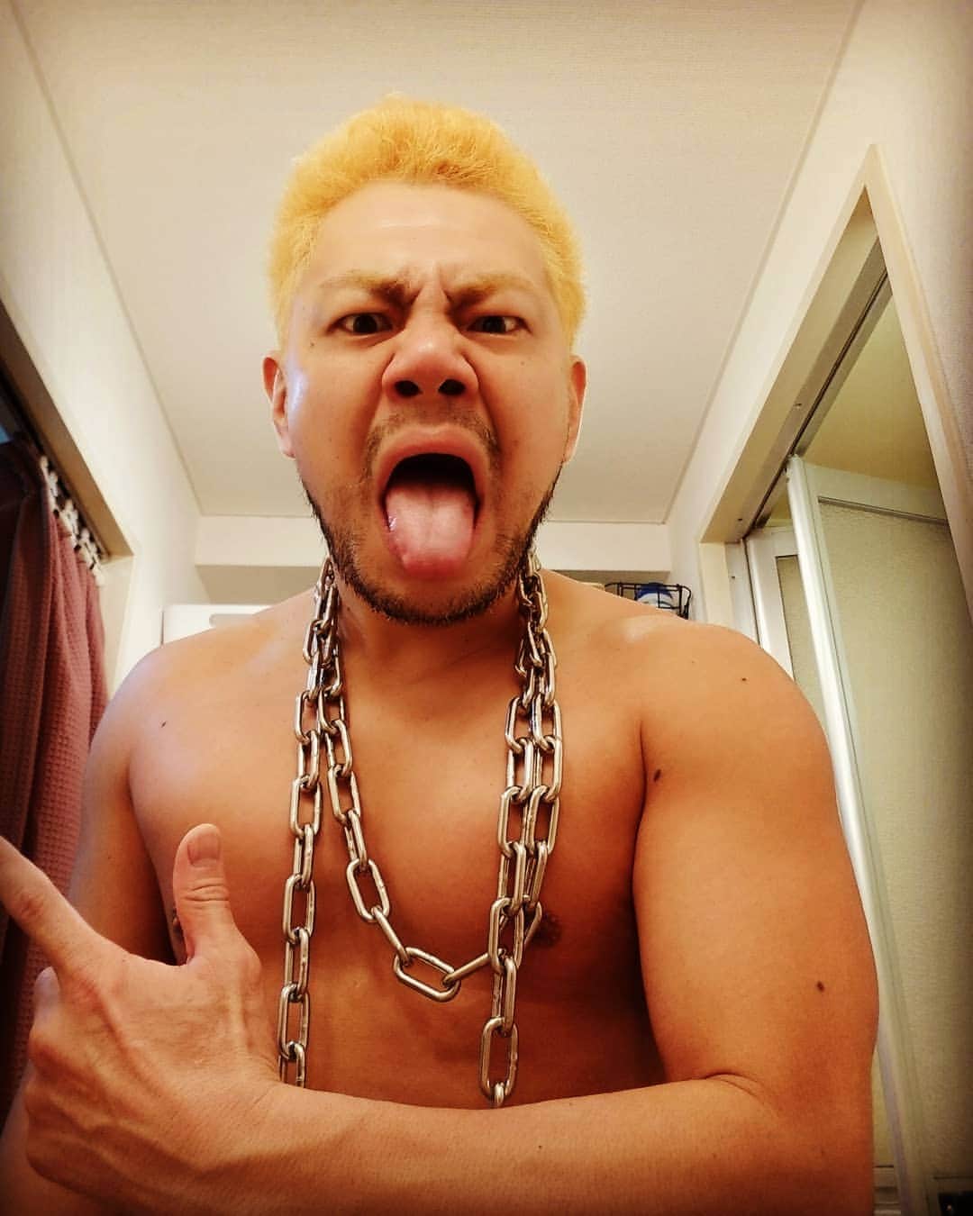 太田芳伸のインスタグラム：「どうも 細真壁刀義です。  真壁刀義さんに憧れて新日プロレスの入門テスト行く前の奴です。  #真壁刀義  #リスペクト #圧倒的に #真壁さんに比べて #身体細い #だから #細真壁刀義 #こんな時にしか出来ないので #久々に #髪の毛染めました #めちゃめちゃ気に入ってる #フォロワーの皆さんどうですか？」
