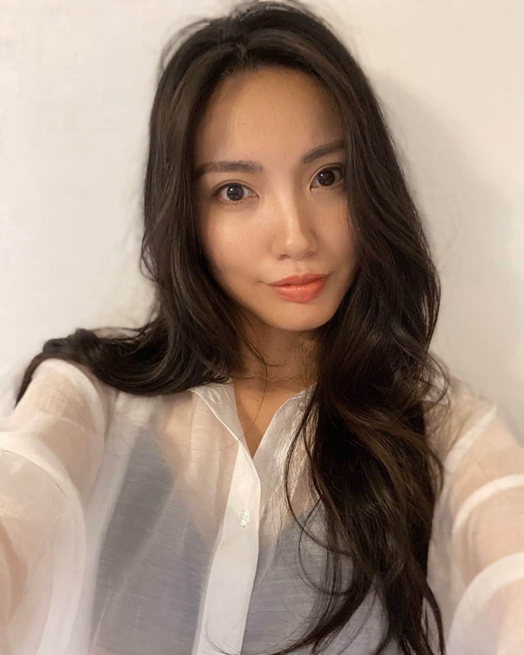 吉田愛璃のインスタグラム：「. . 久々にメイクしたわ🤍  #うちで過ごそう #おうちじかん #makeup #リフレッシュ #気分転換」