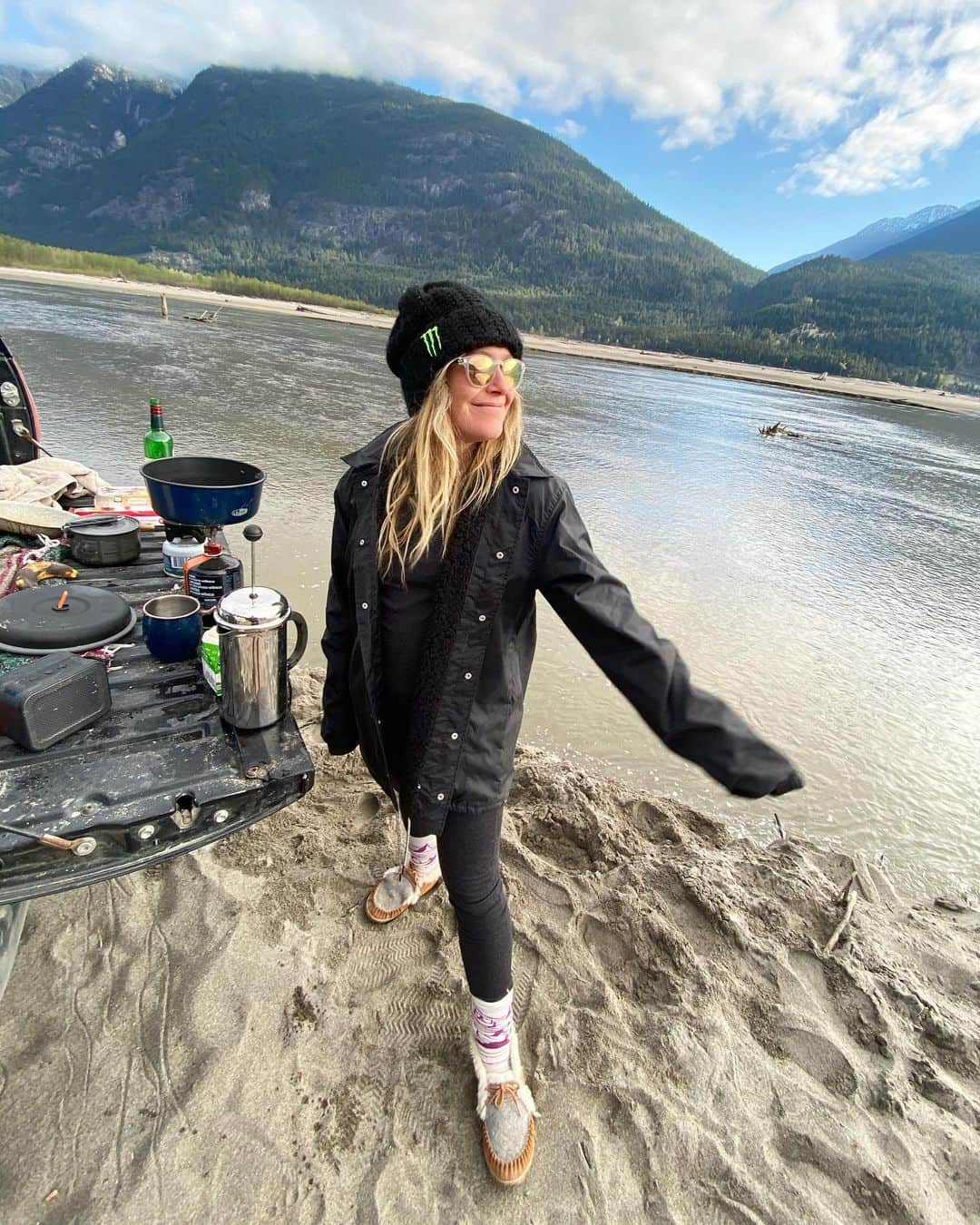 のインスタグラム：「Coffee by the river 💙」