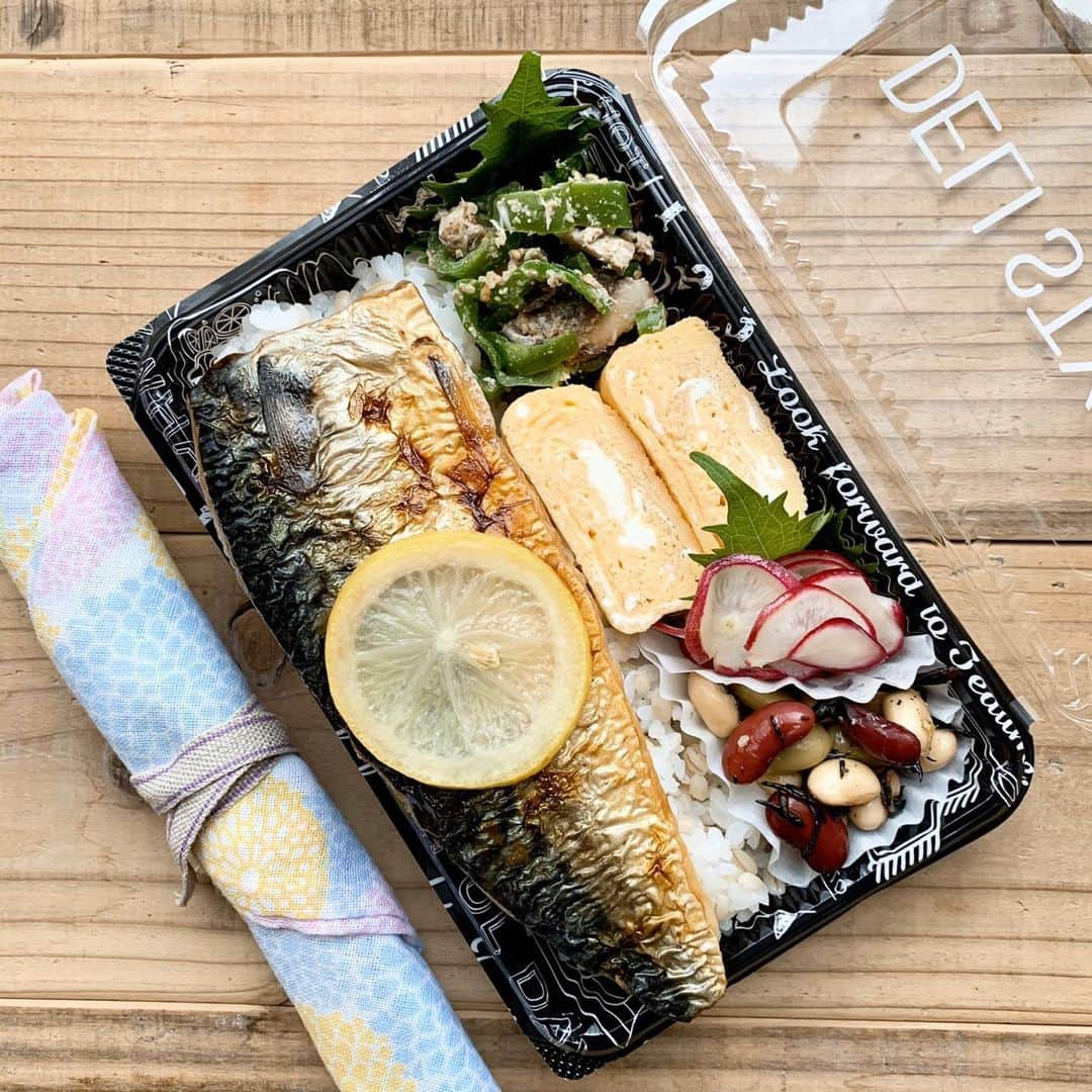 aya*** さんのインスタグラム写真 - (aya*** Instagram)「﻿ 2020.4.21 Tuesday﻿ ﻿ ﻿ おはようございます😊﻿ ﻿ #今日のお弁当﻿ ○焼き鯖 ← @maidoookinishokudo﻿ ○卵焼き﻿ ○無限ピーマン﻿ ○ラディッシュのナムル﻿ ○ミックスビーンズのマリネ﻿ ○もち麦入りごはん﻿ ﻿ ﻿ 今日は鯖をドドーンと男らしく😂﻿ ﻿ ﻿ 口内炎が日に日に成長しよるけど😂﻿ 火曜日がんばろー⤴︎﻿ ﻿ ﻿ #まいどおおきに食堂﻿ #医療従事者にエールを﻿ #フーディーテーブル#LIMIA#おうちごはんlover#お弁当 #お弁当記録#お昼ごはん #ランチ#常備菜#作り置き#おべんとう#弁当#日々#日々の暮らし#お弁当#暮らし#暮らしの記録#おうちごはん#わっぱ弁当#ひとり暮らし#わっぱ#のっけ弁当#food#igersjp#locari#japanesefood#foodpic#aya_ayaOben#bento﻿ ﻿ ﻿」4月21日 7時16分 - aya_aya1128