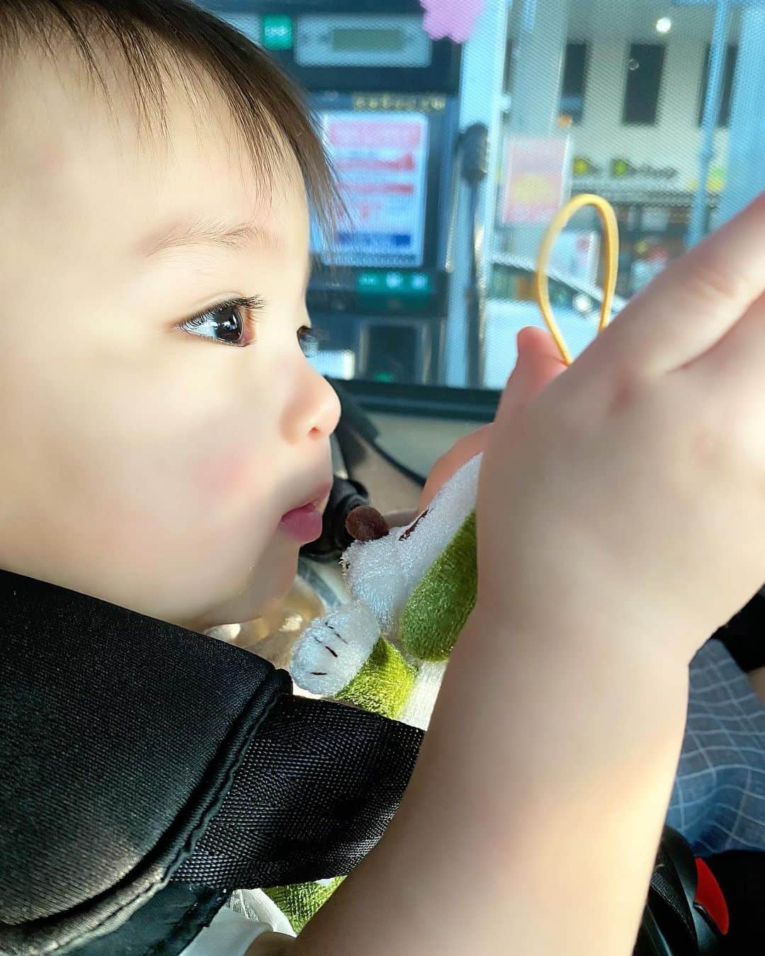 Momoeのインスタグラム：「今日は6時起きの人💤 私はできれば午後に起きたい💤笑 こんな時間から離乳食作らされてる🥳 . . #happy #男の子ベビー #赤ちゃんのいる生活 #赤ちゃん #baby #family #家族 #0歳 #成長記録 #育児記録 #boy #育児 #smile #男の子 #息子 #code #love #kids #子供 #thankyou #宝物 #ベビー #fashion #follow #boy #パパ #ママ #ママ友 #家族写真　#11ヶ月」