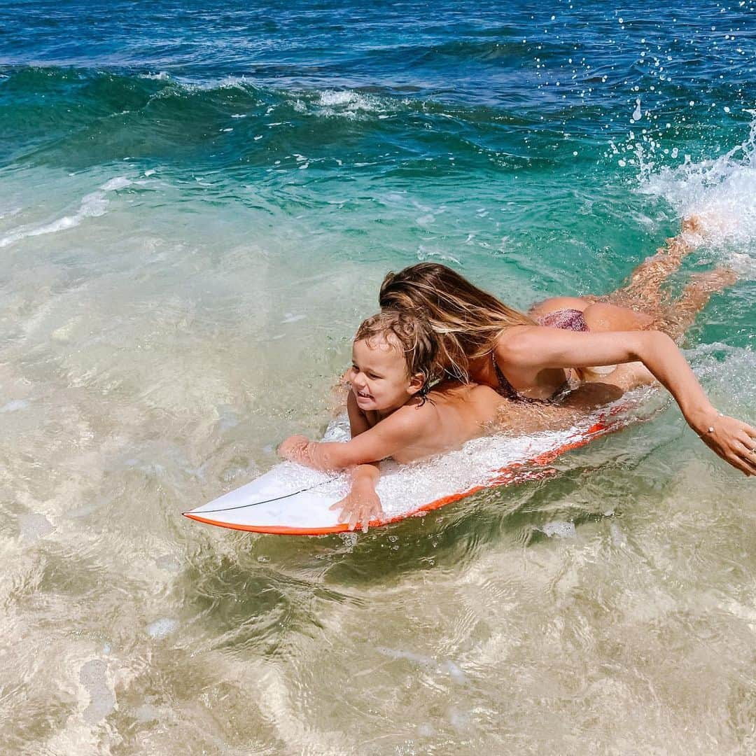 アラナ・ブランチャードさんのインスタグラム写真 - (アラナ・ブランチャードInstagram)「Banks is my surf coach now so I pretty much have to go on any wave he tells me to go on🤷‍♀️」4月21日 7時18分 - alanarblanchard