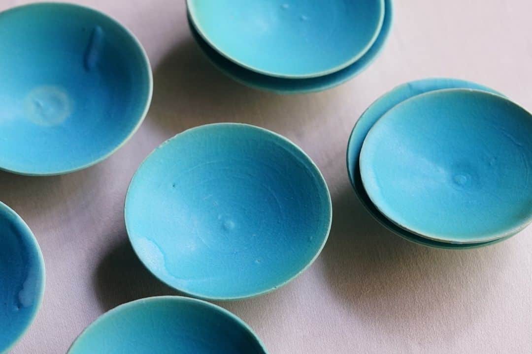Komerco-コメルコ-さんのインスタグラム写真 - (Komerco-コメルコ-Instagram)「. 鮮やに彩る食卓を。 #Forchetta の瑠璃シリーズ 　豆皿 . ▷▷5/10まで全商品送料無料の「Komerco陶器市」開催中✨ . 新緑の時期が近づき、 涼しげなモノを取り入れたい季節となりましたね。 . 毎日のおうちごはんに 新たな器や、旬の食材をひとつ加えるだけで メリハリや季節感がぐっと高まります。 . こちらの豆皿は、はっとするような美しい瑠璃色。 おうちの中でも、爽やかさを感じられそうです☺ . ------------------------------- Forchetta／瑠璃 豆皿 10cm . ▷こちらの作品はKomercoアプリとWebサイトでクリエイターから直接ご購入いただけます。 ホーム画面の検索窓で「Forchetta」と検索してください🔎 . ------------------------------- 【Komerco陶器市】 全商品送料無料の「Komerco陶器市」開催中✨ 4/20(月)から5/10(日)の期間中は全商品《送料無料》となります！3500以上の商品があるため、1週間ごとに陶器市、道具市、たべもの市と特集を分けておりますが、期間中は、どの商品を購入いただいても何度でも送料無料ですので、ぜひチェックしてみてくださいね😉 . ▷Web版はプロフィールリンクから📲 @komerco_official . ▷iOS版アプリのダウンロードはAppStoreにて「Komerco」または「コメルコ」と検索🔎 . ------------------------------- . #komerco #コメルコ #cookpad #クックパッド #komercoごはん #料理をもっと楽しく #おうちごはんを楽しもう #おうちごはん #instafood #foodpic #cookinglove #手しごと #komercoクラフト #クラフト #手作り #一点物 #瑠璃色 #瑠璃 #うつわ #豆皿 #陶器 #陶器市 #コメルコ陶器市 #Komerco陶器市 #Komerco道具市 #Komercoたべもの市」4月21日 7時30分 - komerco_official